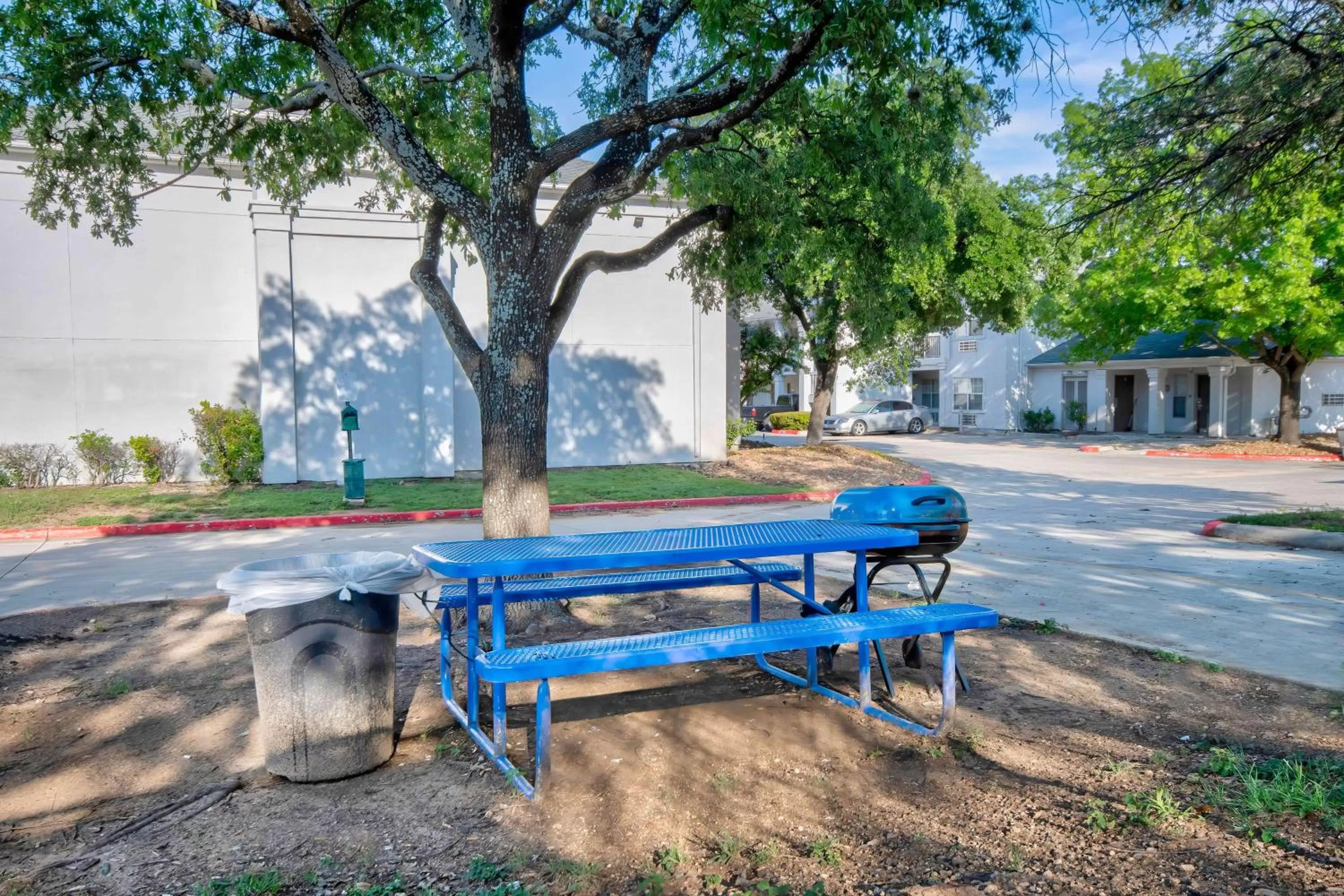Photo of the whole room in Studio 6-San Antonio, TX - Six Flags