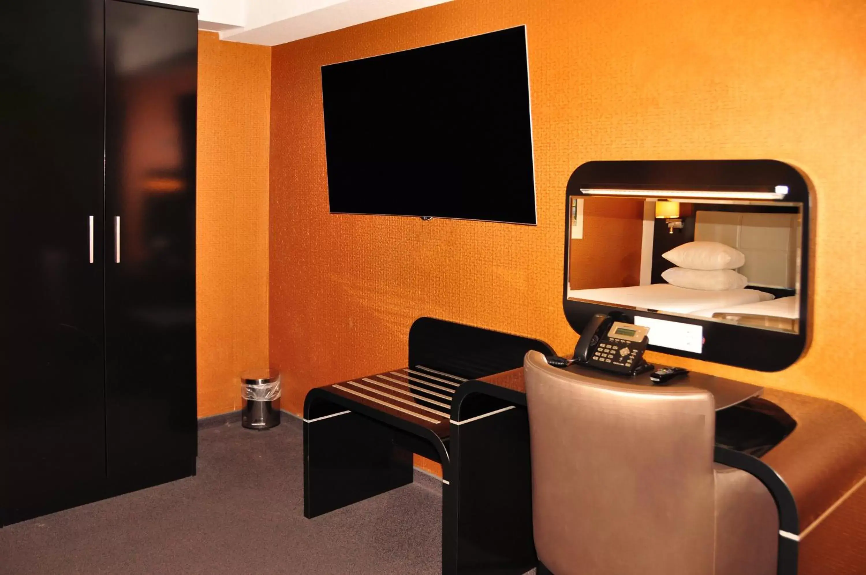 TV and multimedia, TV/Entertainment Center in Hotel Mansion