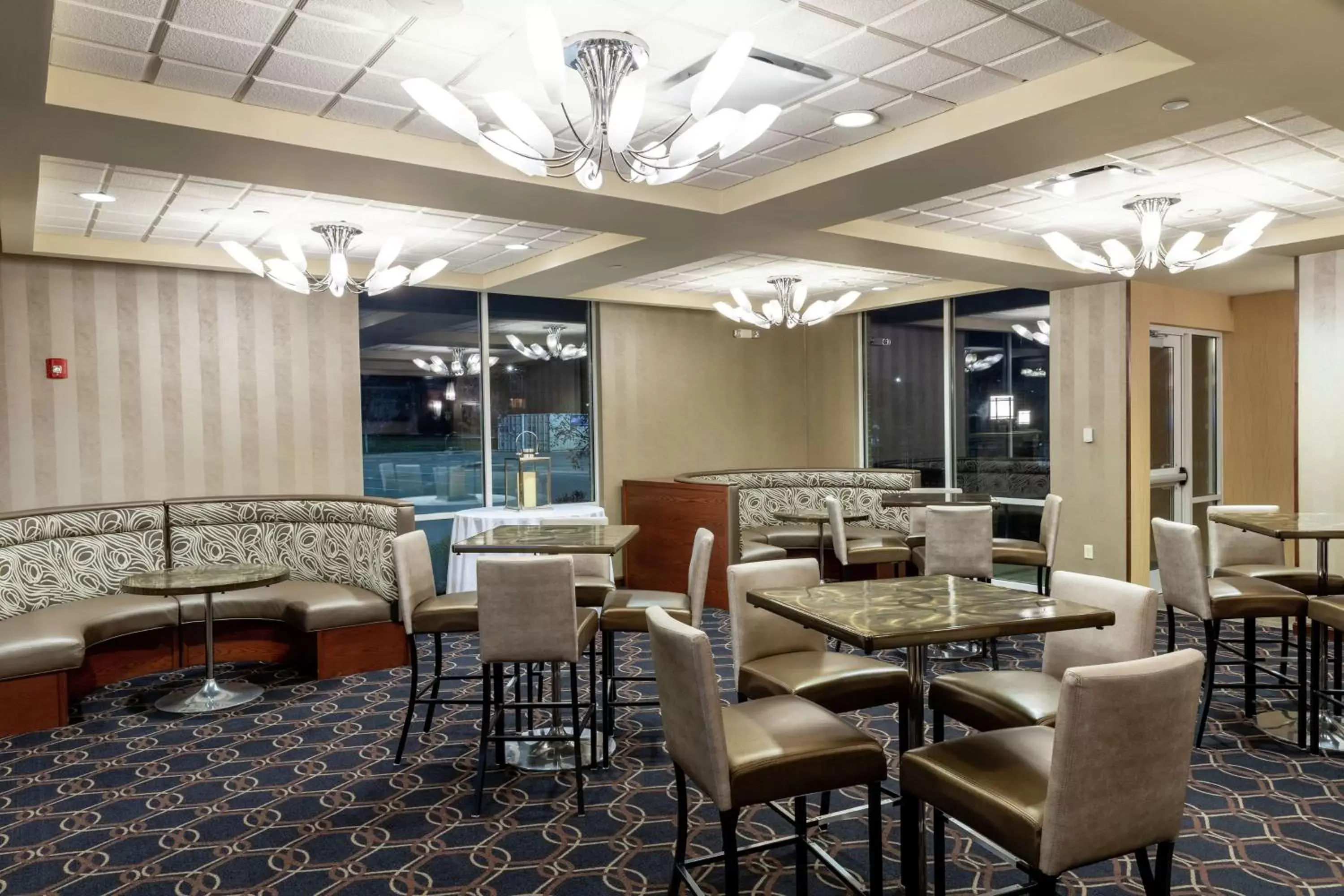 Lounge or bar, Restaurant/Places to Eat in Hilton Garden Inn West Des Moines
