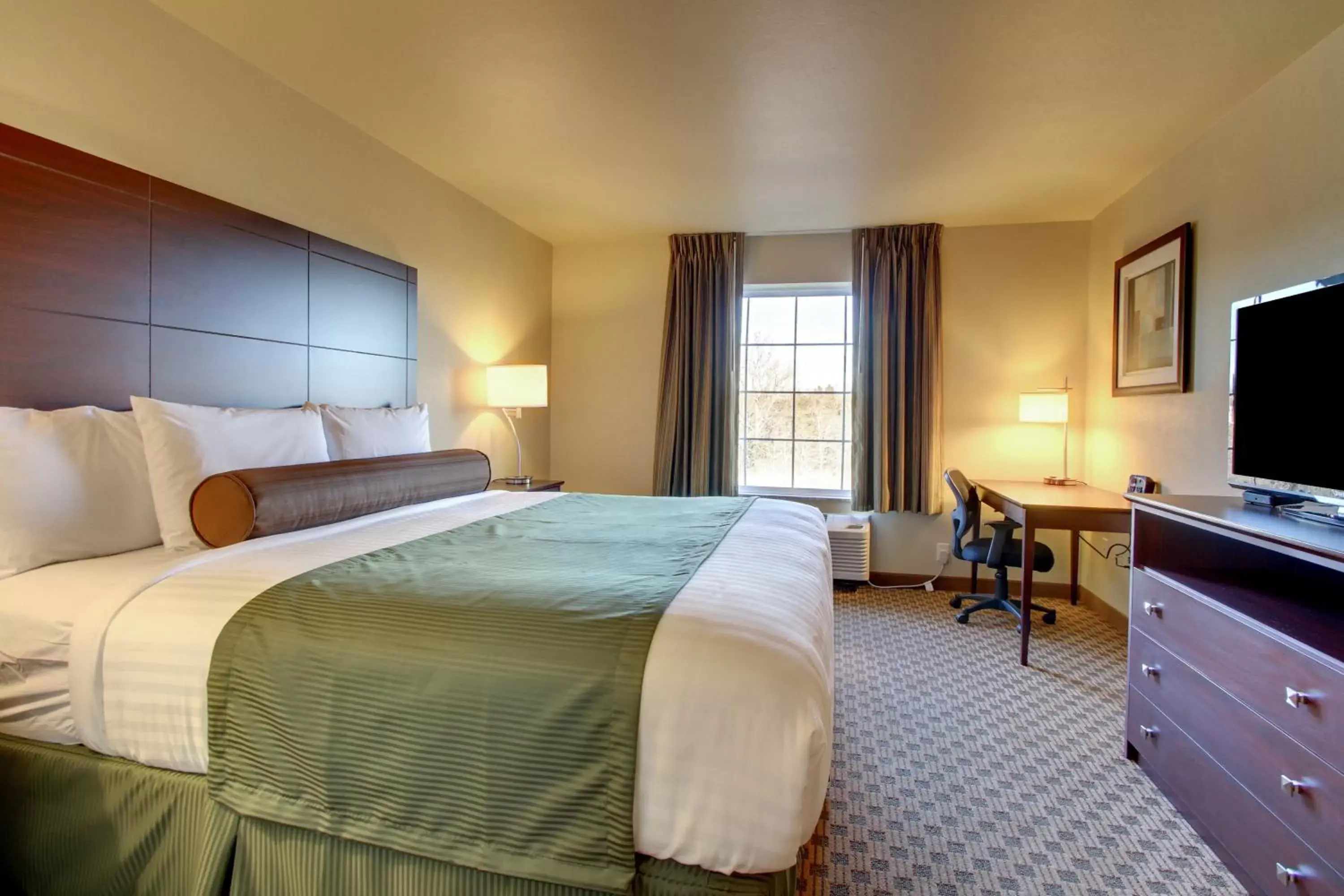 Photo of the whole room, Bed in Cobblestone Hotel & Suites - Charlestown