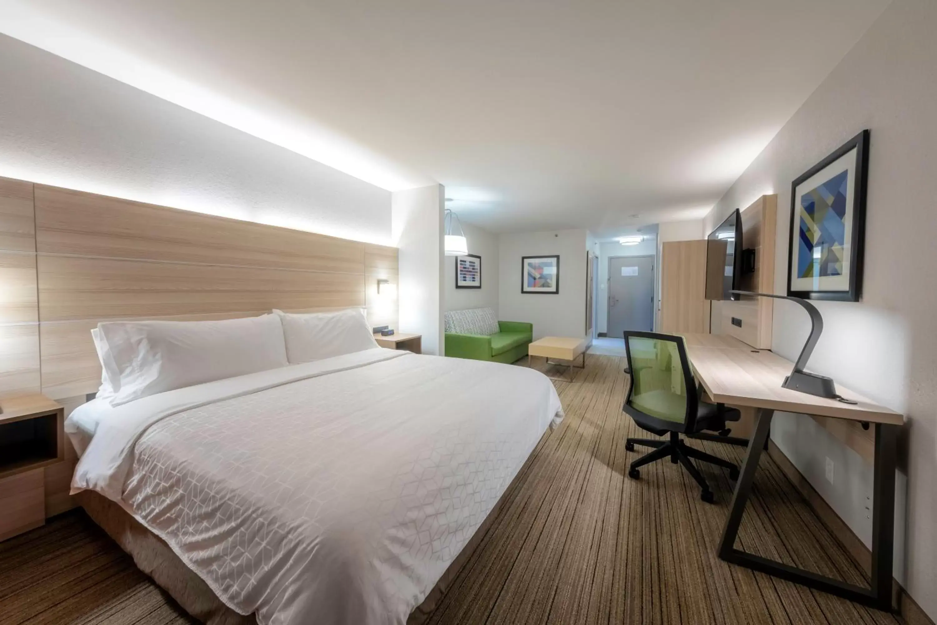 Bed in Holiday Inn Express Hotel & Suites Petersburg/Dinwiddie, an IHG Hotel