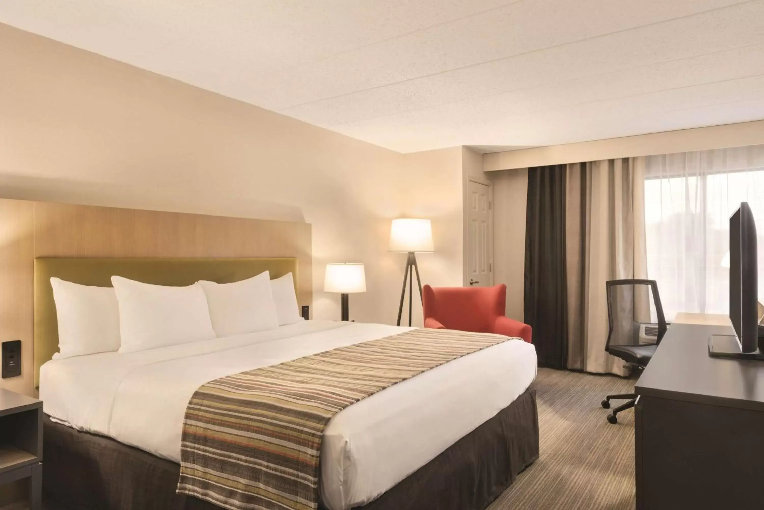 Photo of the whole room, Bed in Country Inn & Suites by Radisson, La Crosse, WI