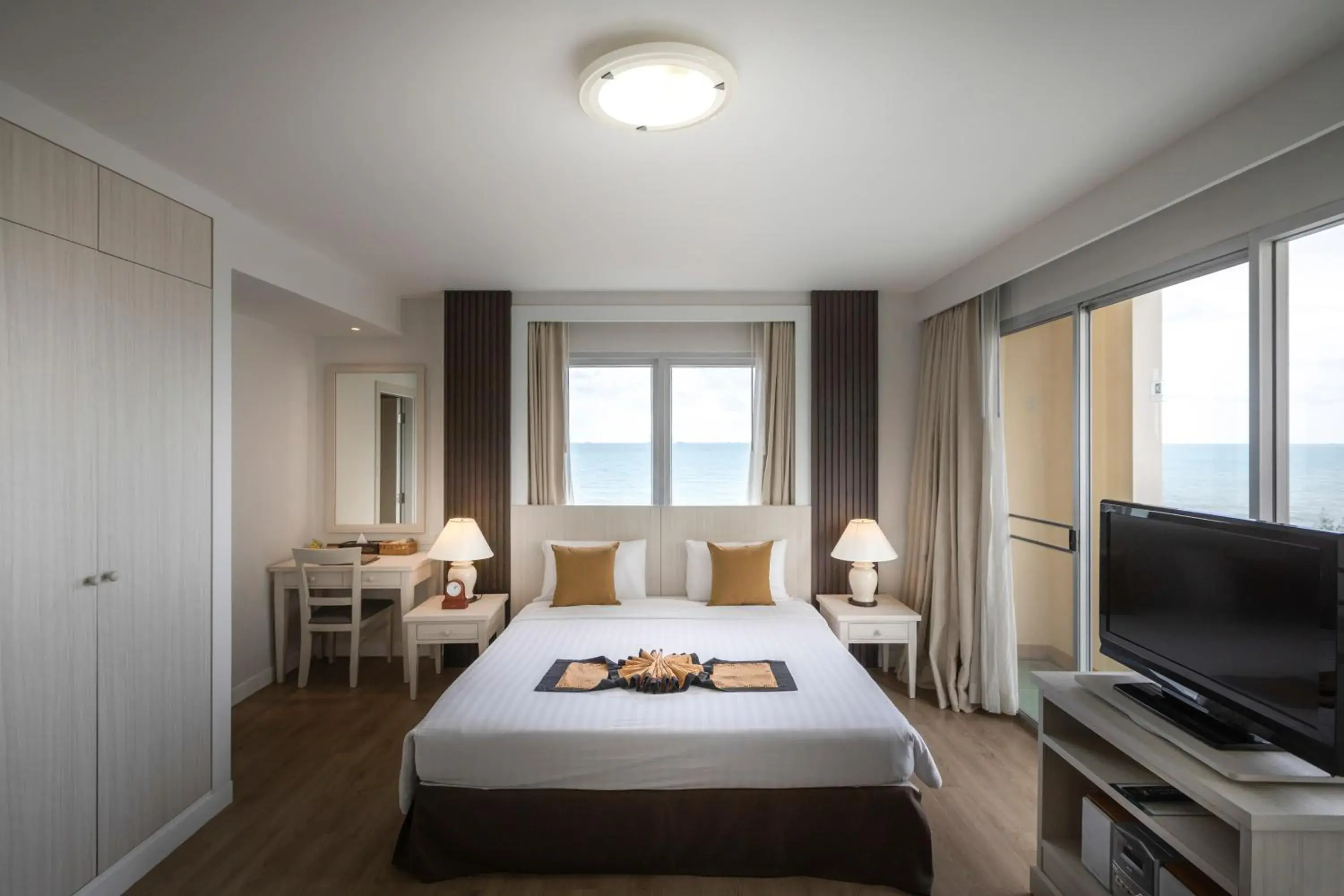 Bed, TV/Entertainment Center in Kantary Bay Hotel Rayong