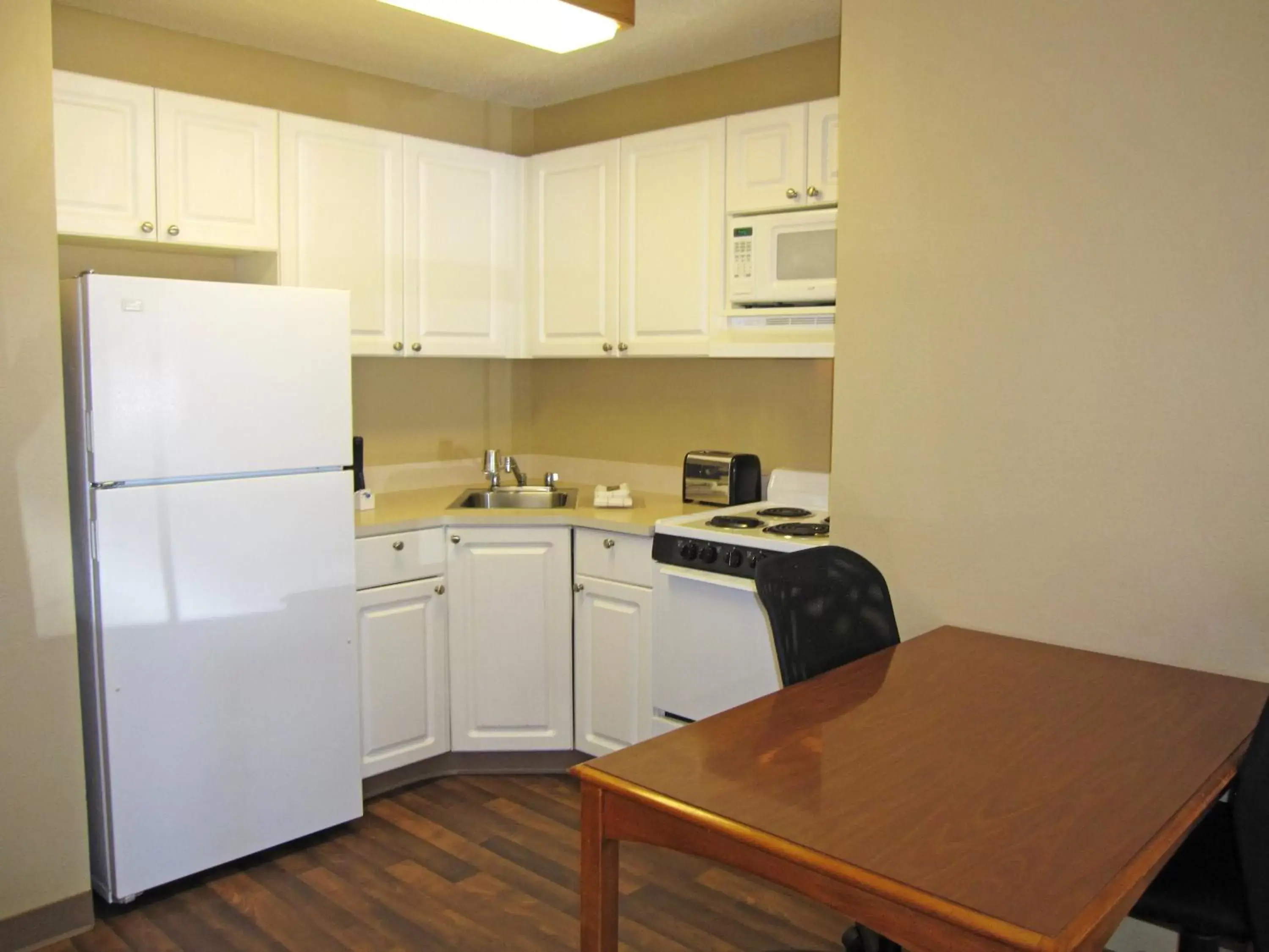 Kitchen or kitchenette, Kitchen/Kitchenette in Extended Stay America Suites - Seattle - Everett - Silverlake