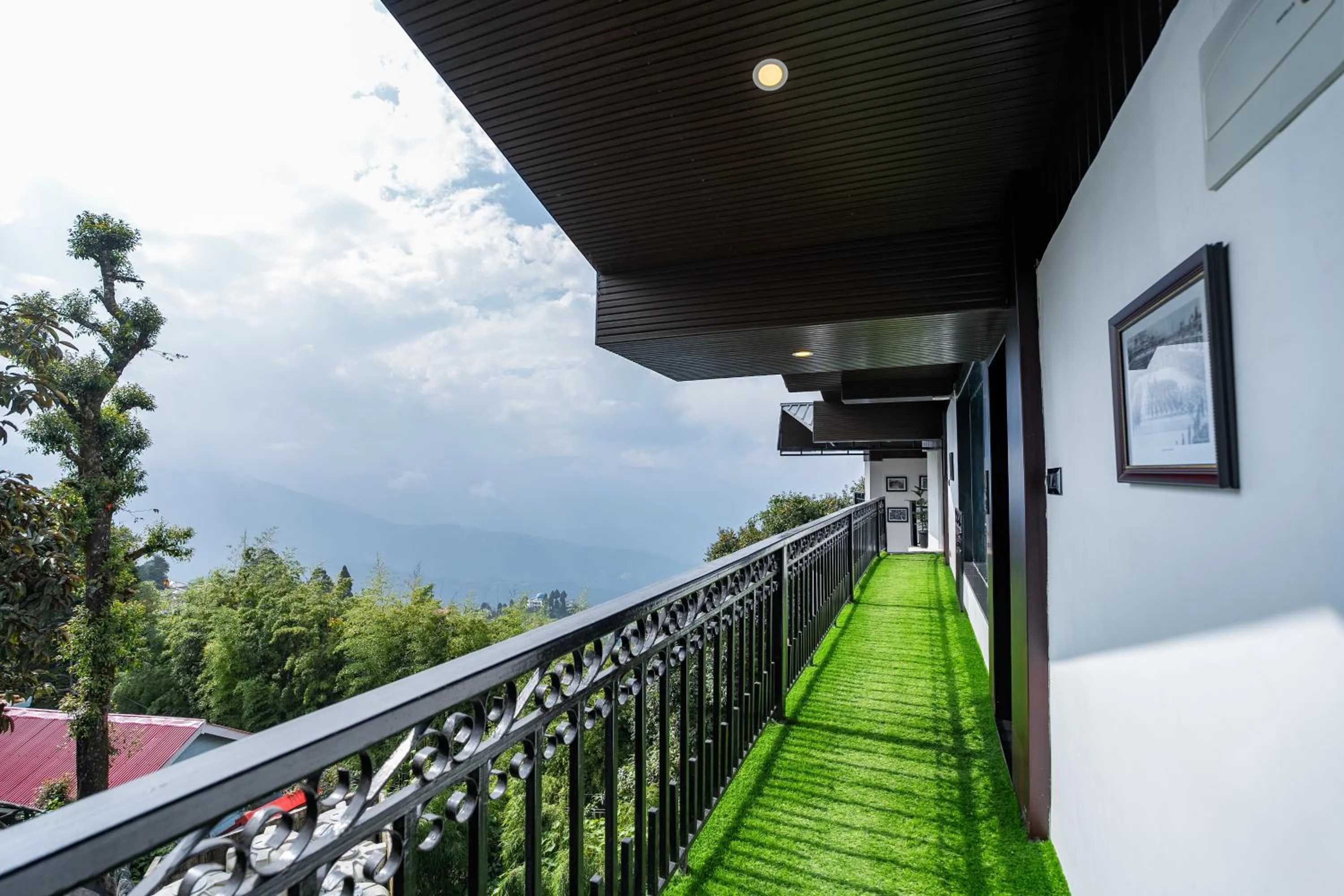 Day in The West Gate Posada By Summit