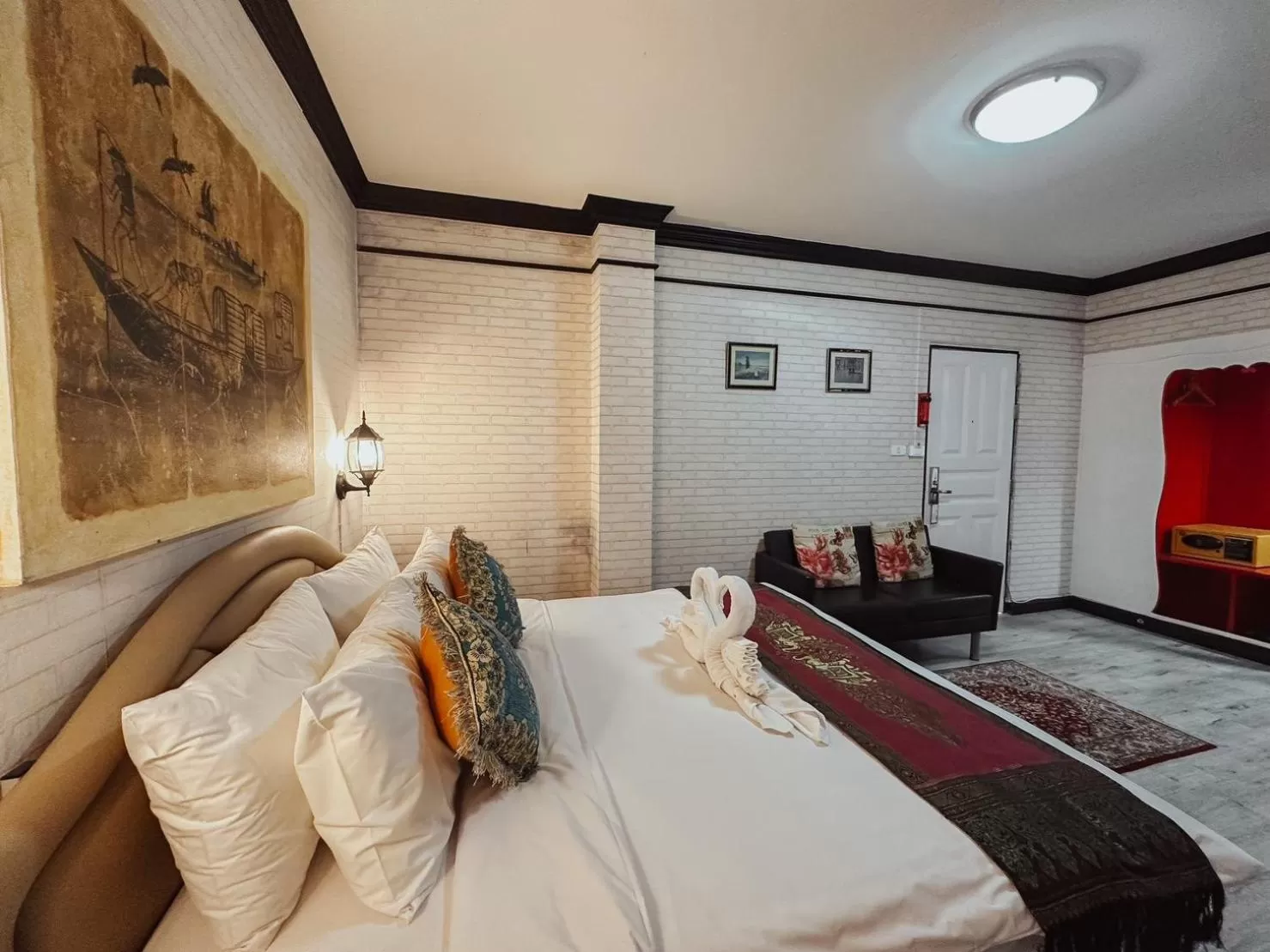 Photo of the whole room, Bed in Hotel De Khuvieng