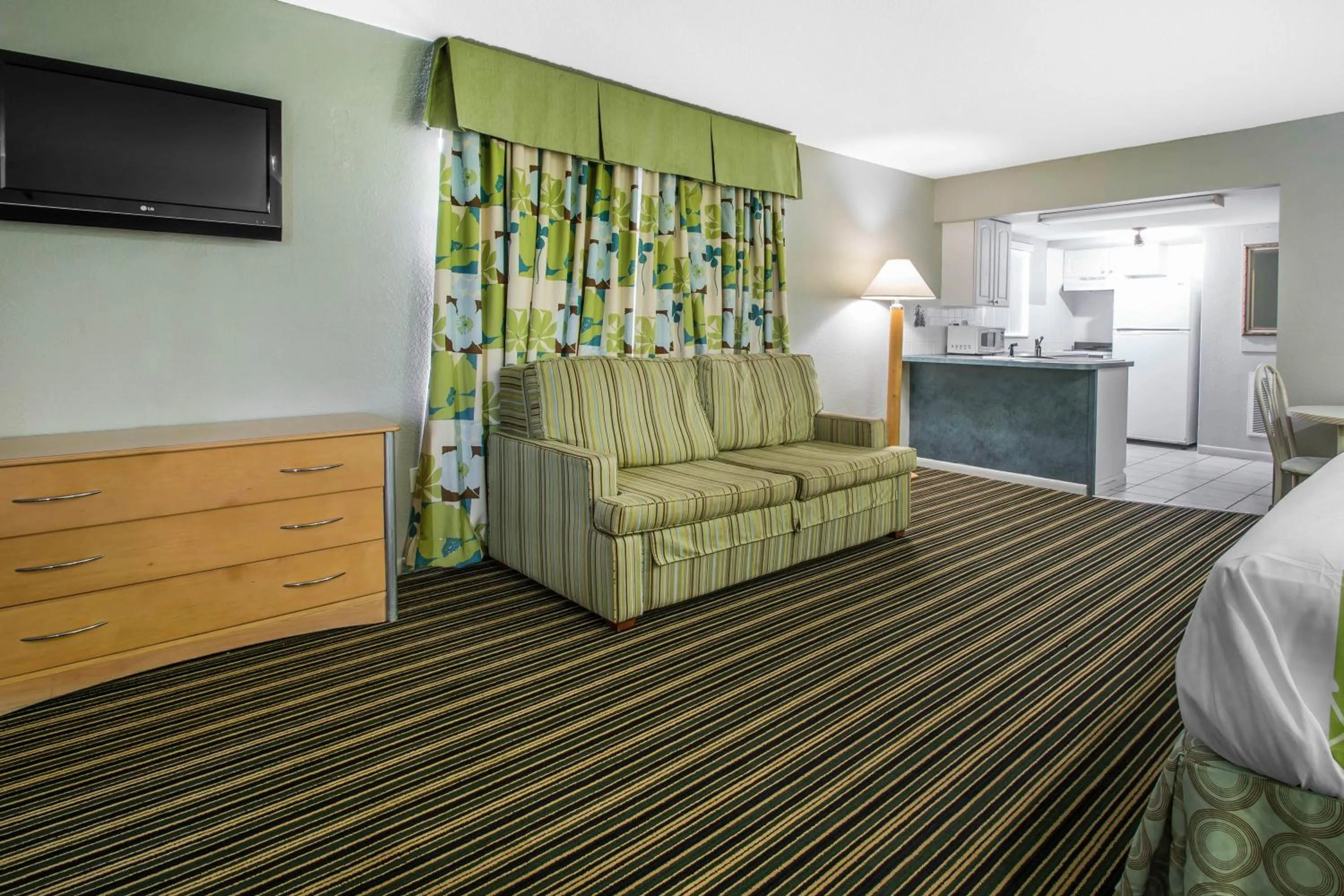 Seating area in Rodeway Inn & Suites Winter Haven Chain of Lakes