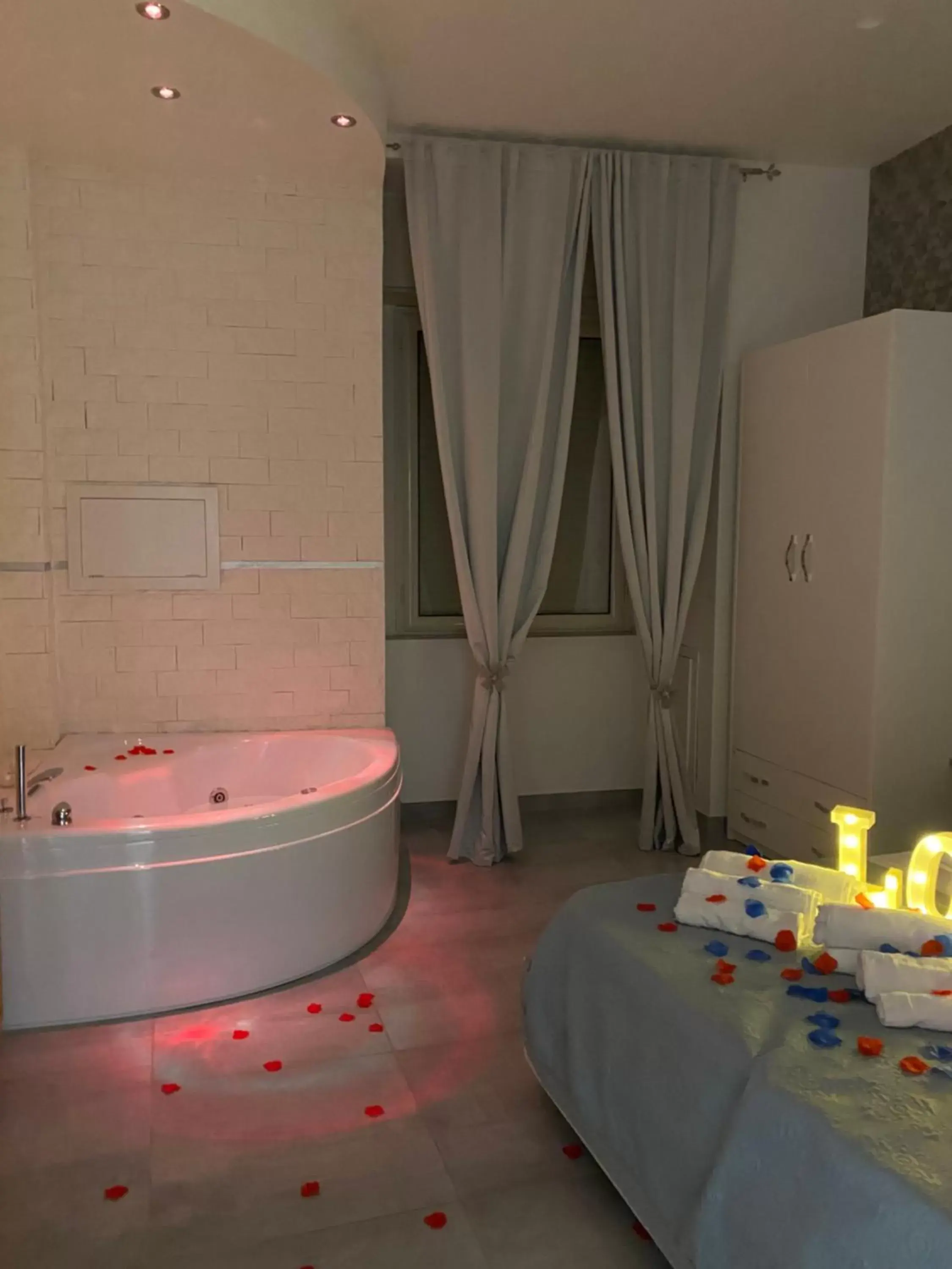Hot Tub, Bathroom in Brighter's Room