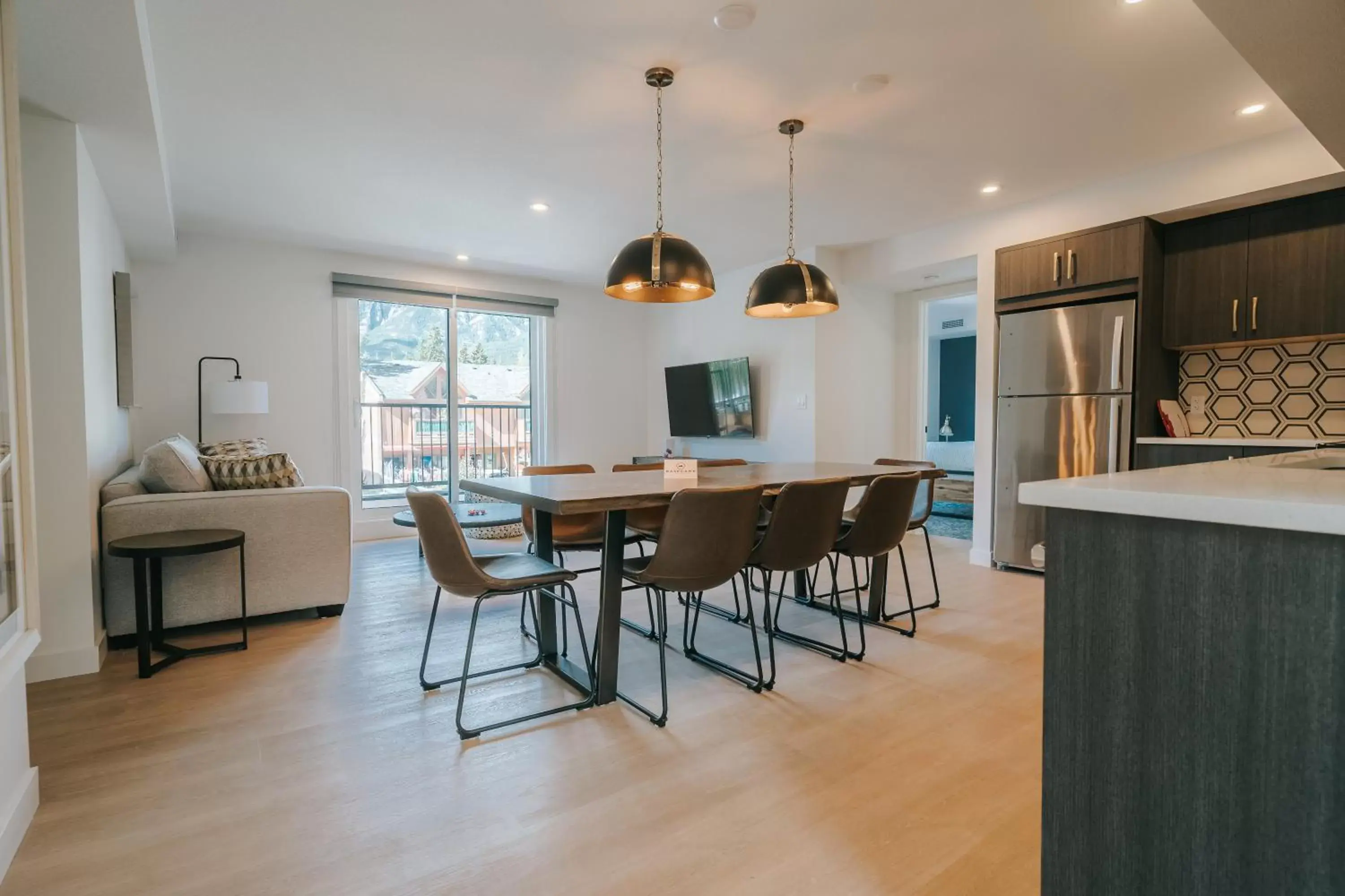 Kitchen or kitchenette, Dining Area in Basecamp Suites Canmore