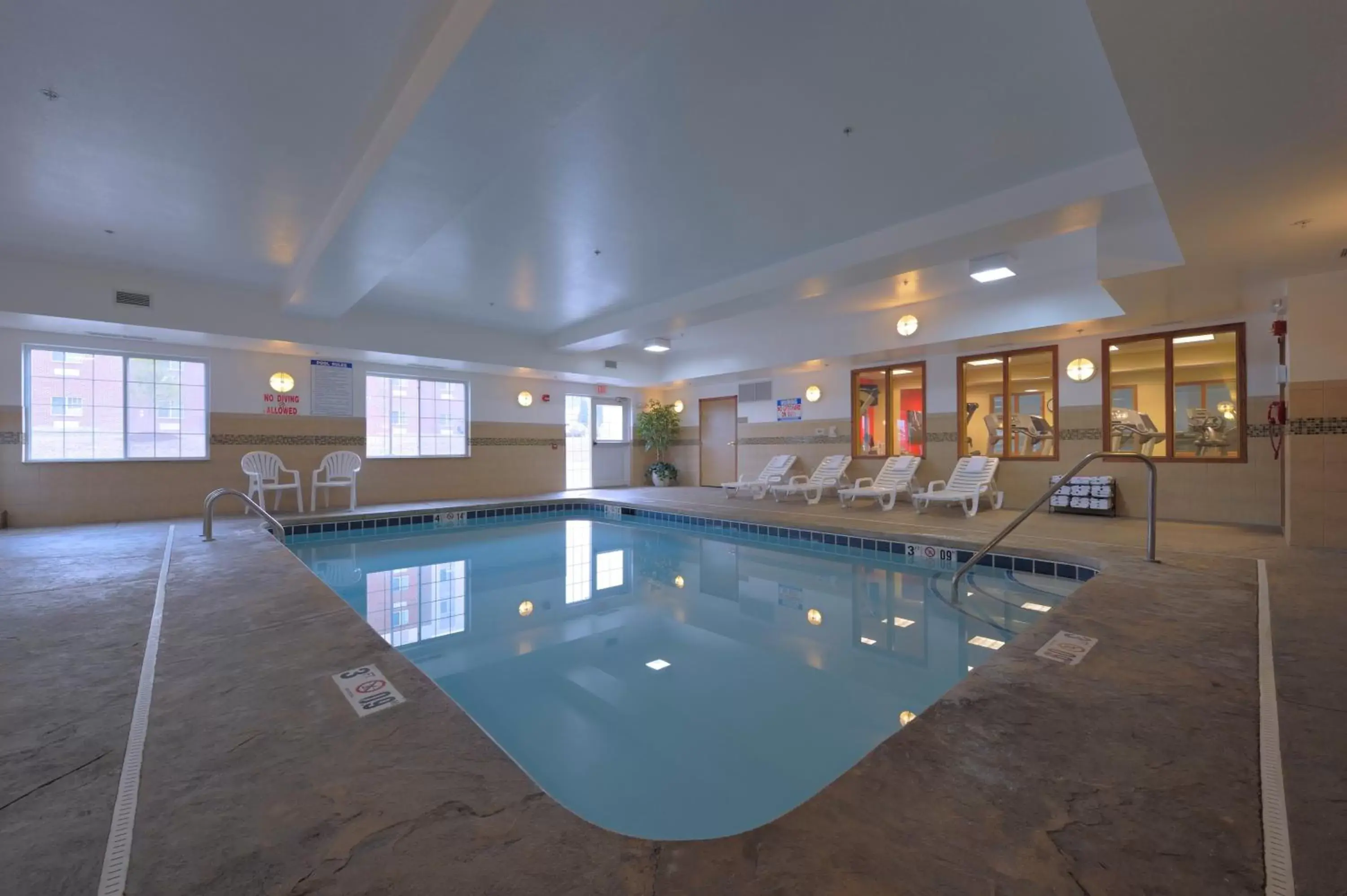 Swimming Pool in Country Inn & Suites by Radisson, Washington at Meadowlands, PA