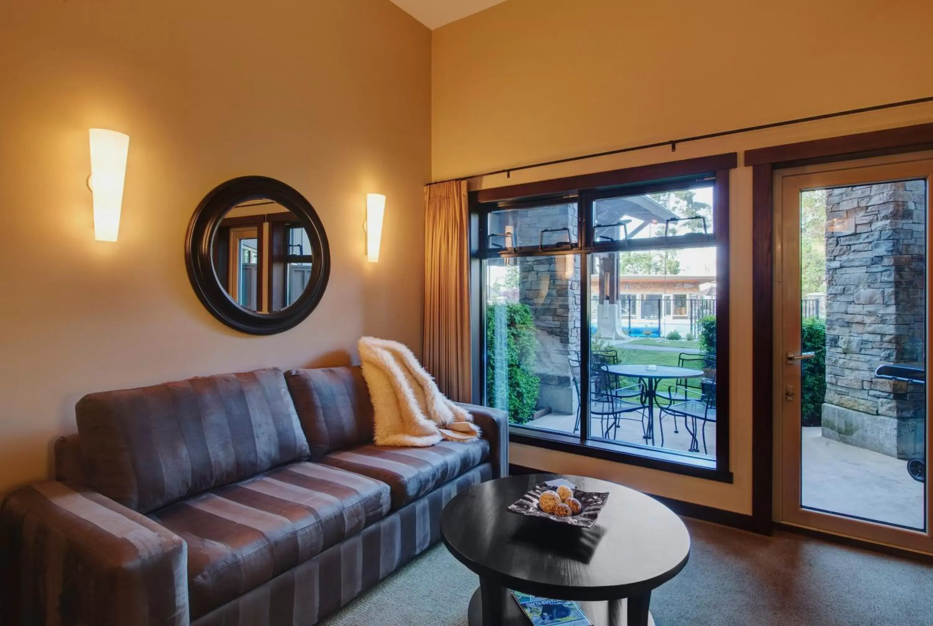 Living room, Seating Area in Sunrise Ridge Waterfront Resort