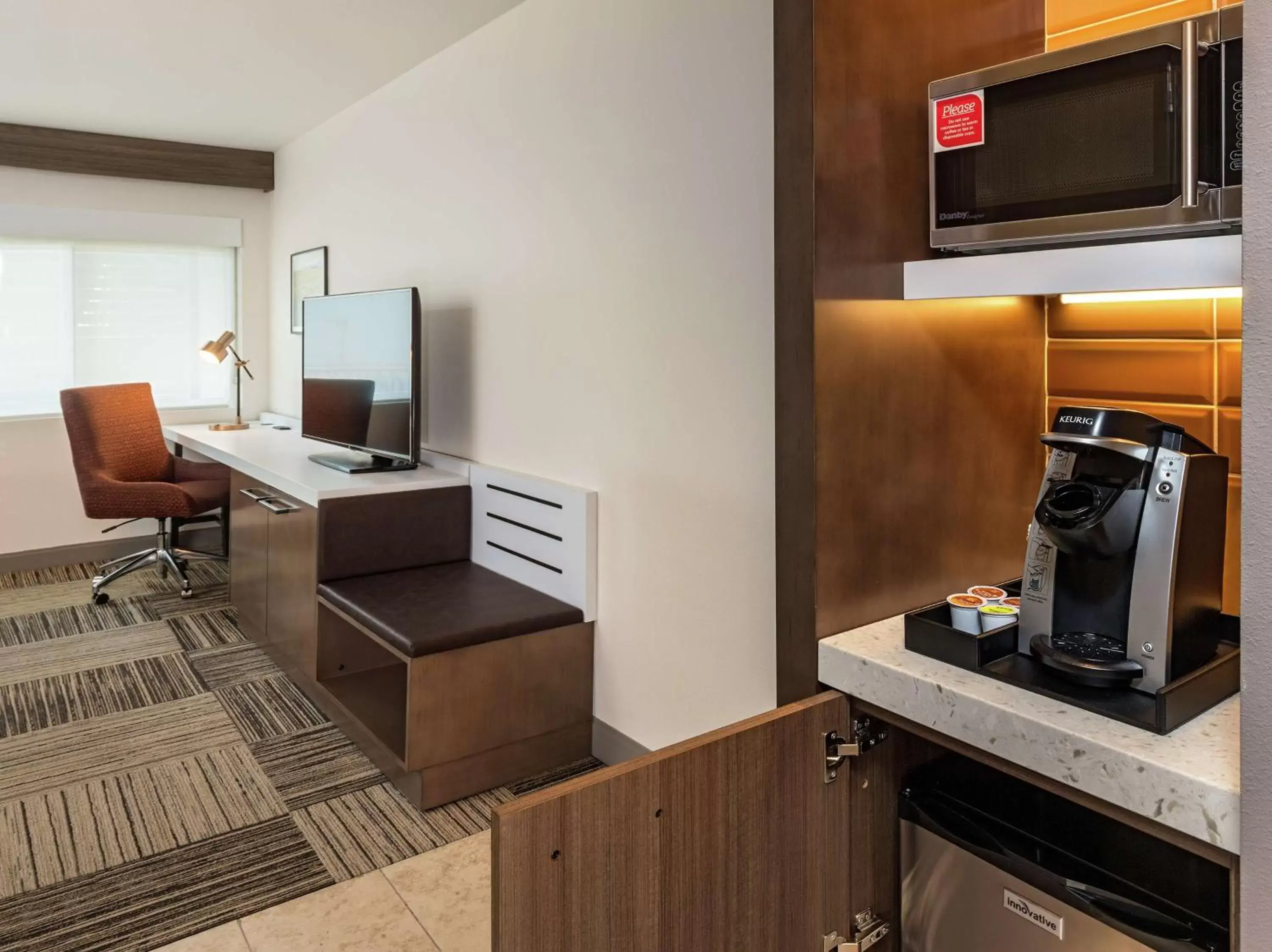 Bedroom, TV/Entertainment Center in Hilton Garden Inn Davis Downtown