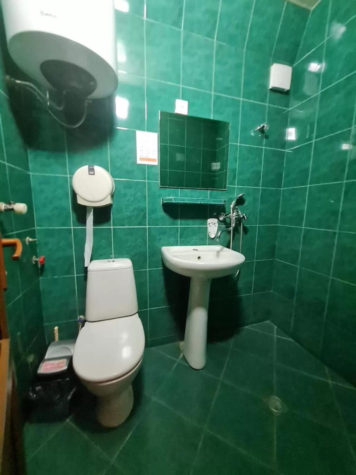 Bathroom in Piano Hotel