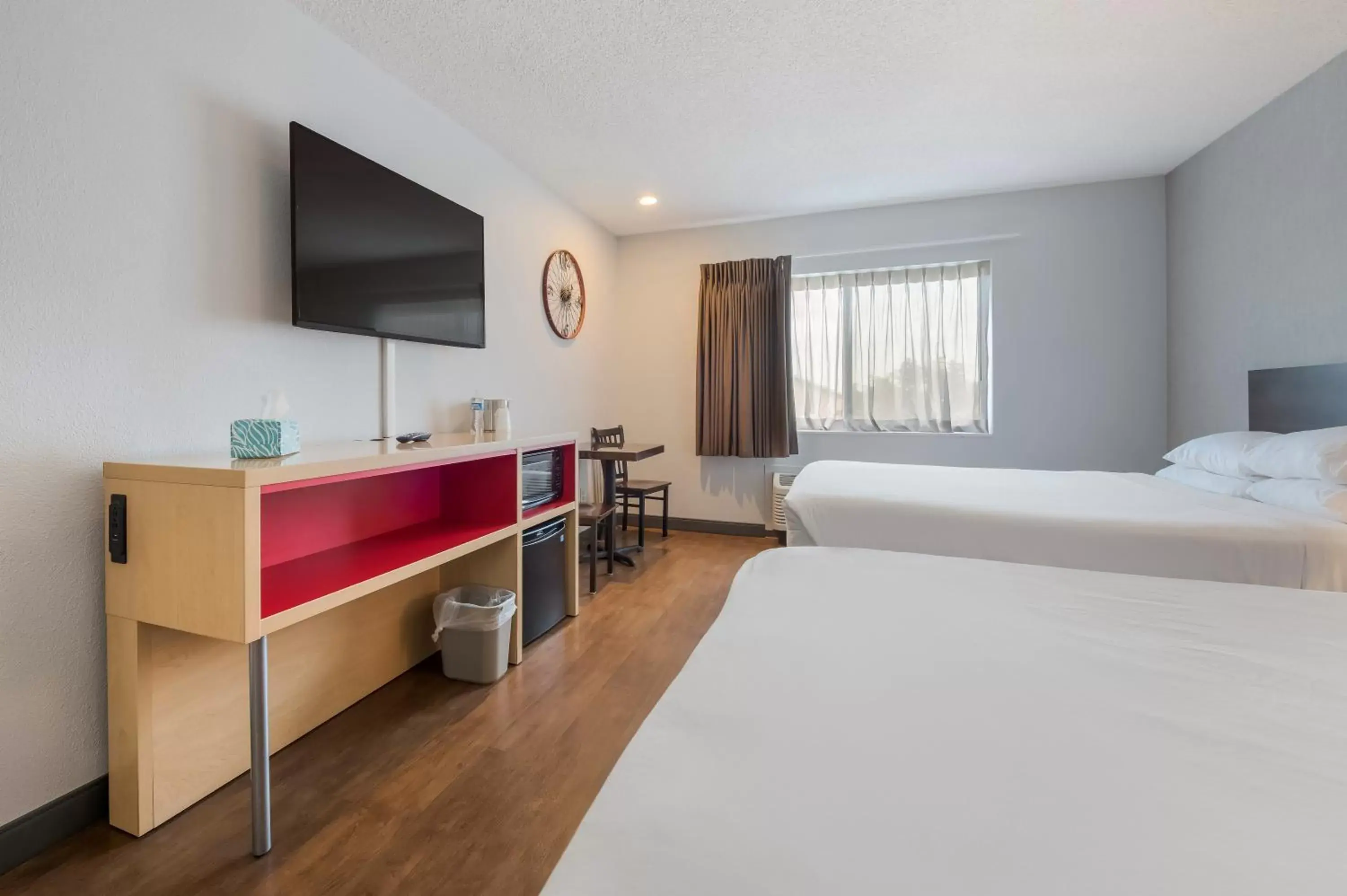 TV and multimedia in Red Lion Inn & Suites Ontario