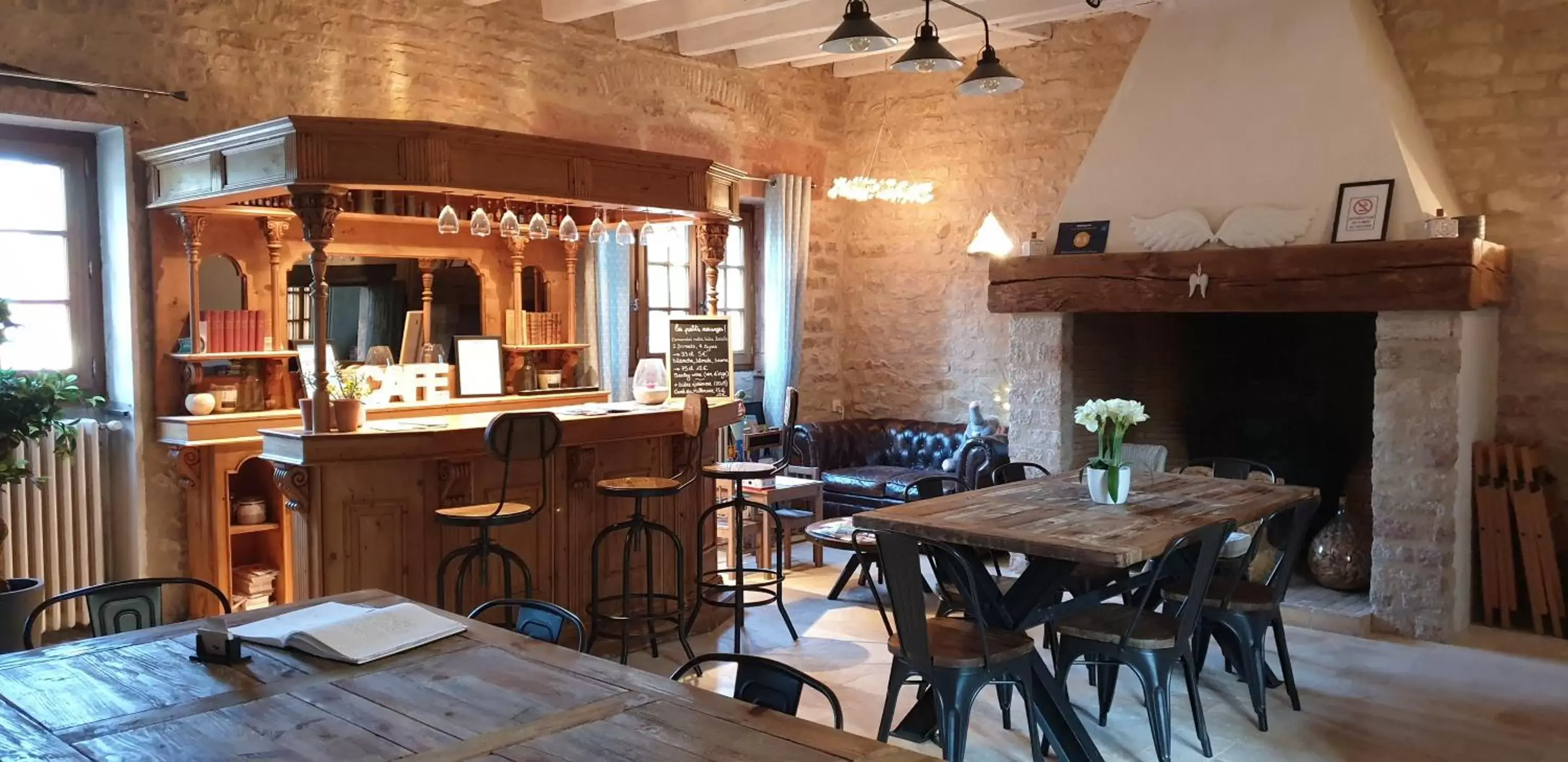 Restaurant/Places to Eat in B&B Des Histoires d'Anges - Côté Jardin