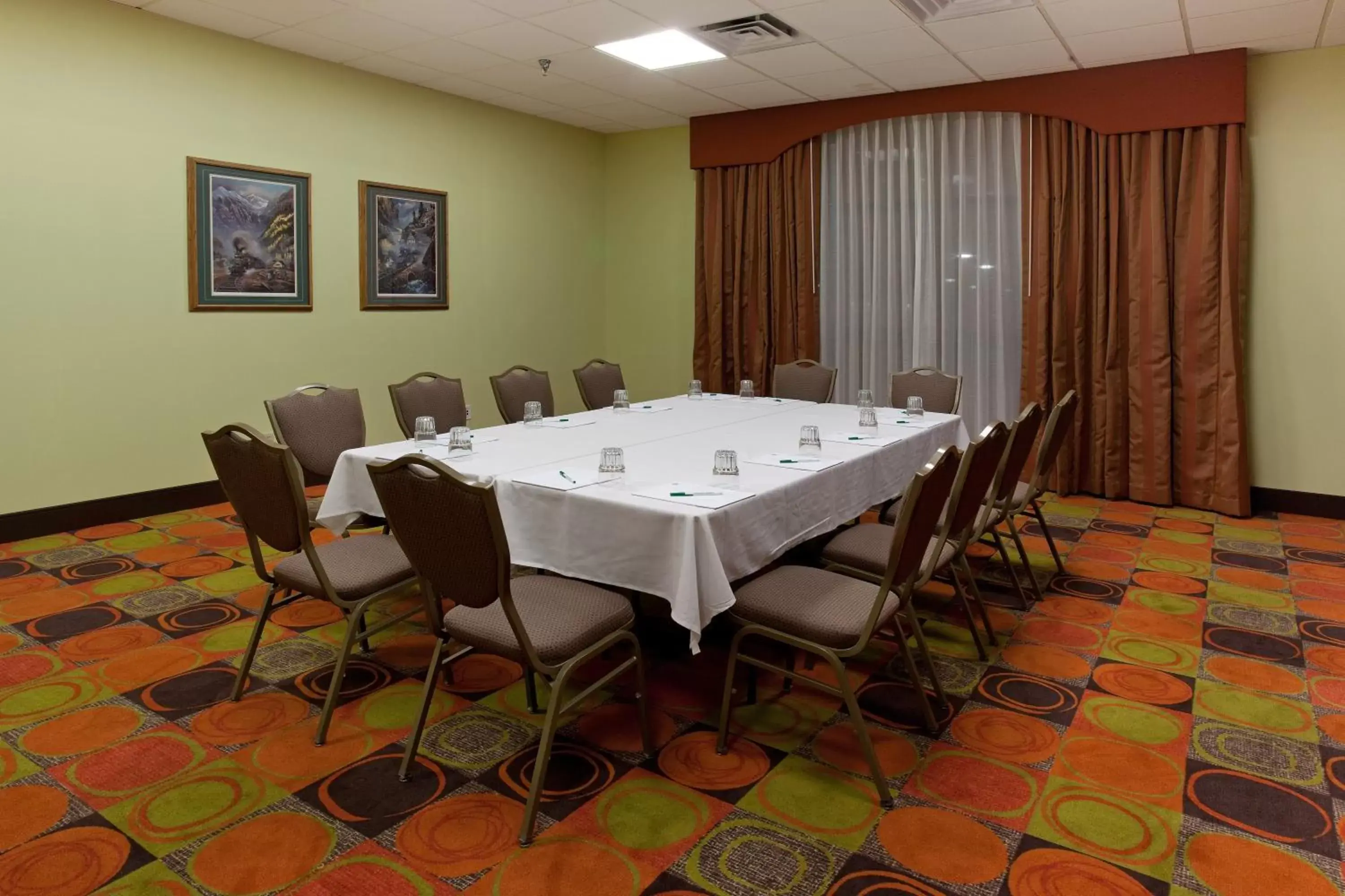 Meeting/conference room in Ramada Plaza by Wyndham Sheridan Hotel & Convention Center