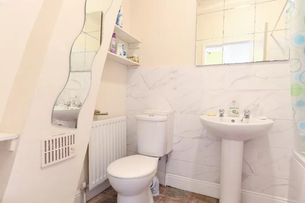 Bathroom in Bradford Digs