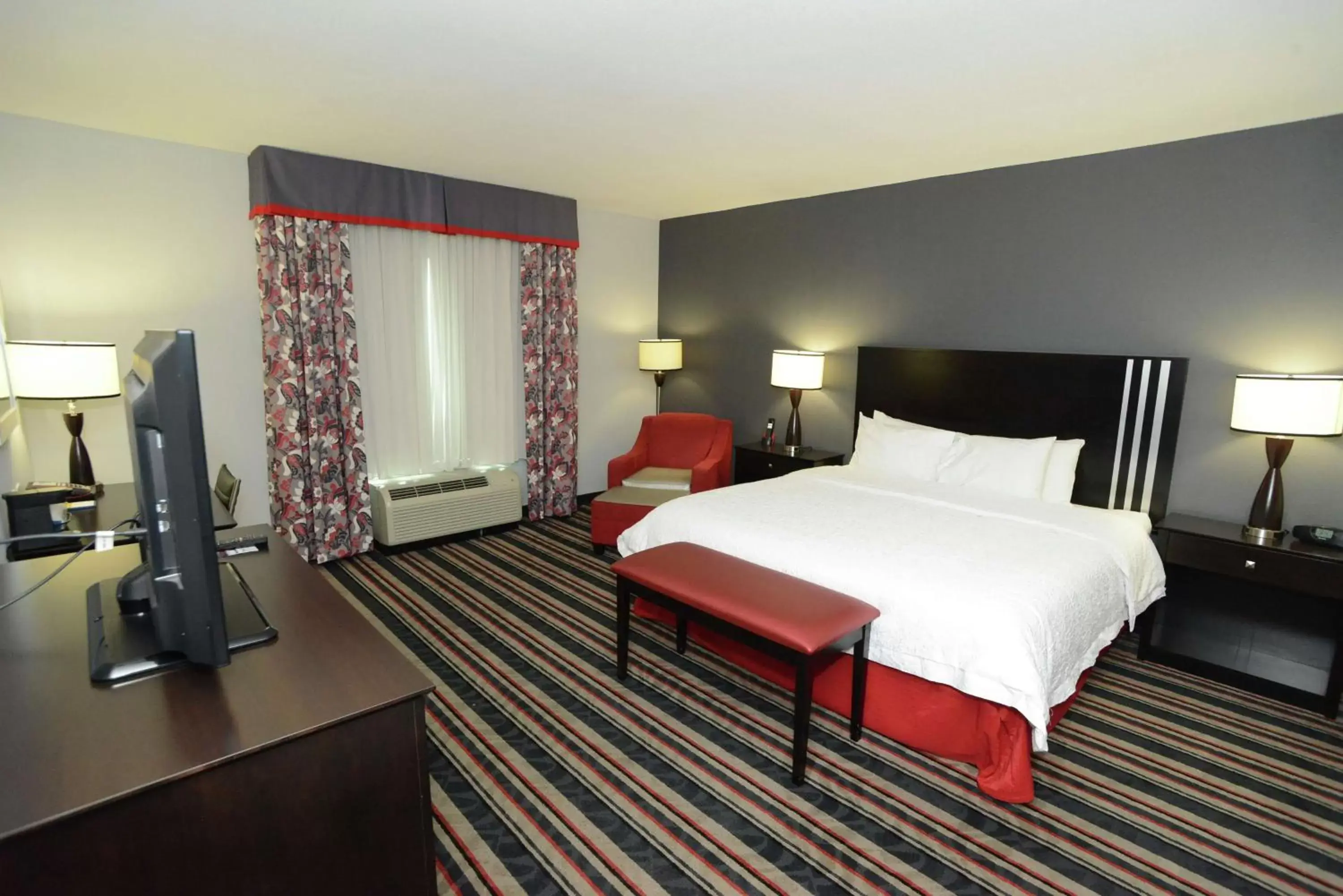 Bedroom, Bed in Hampton Inn & Suites Albany at Albany Mall