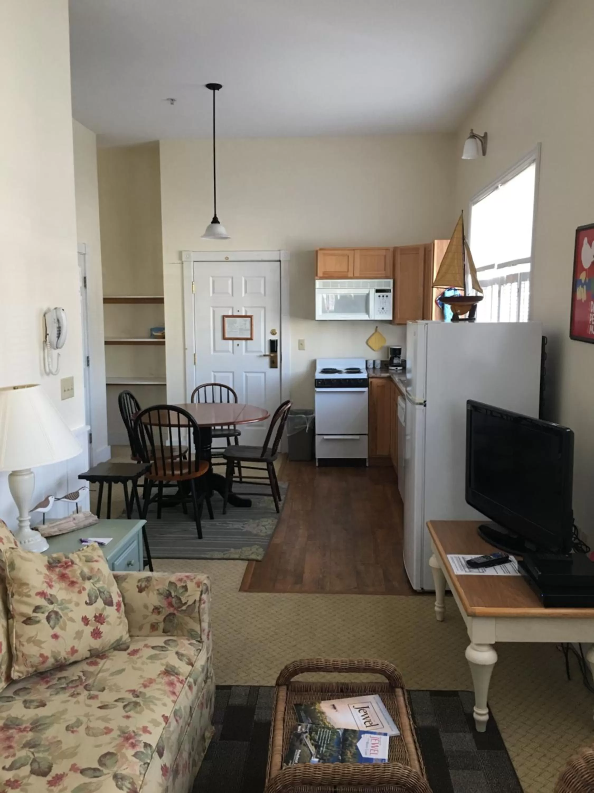 TV and multimedia in Camden Riverhouse Hotel and Inn