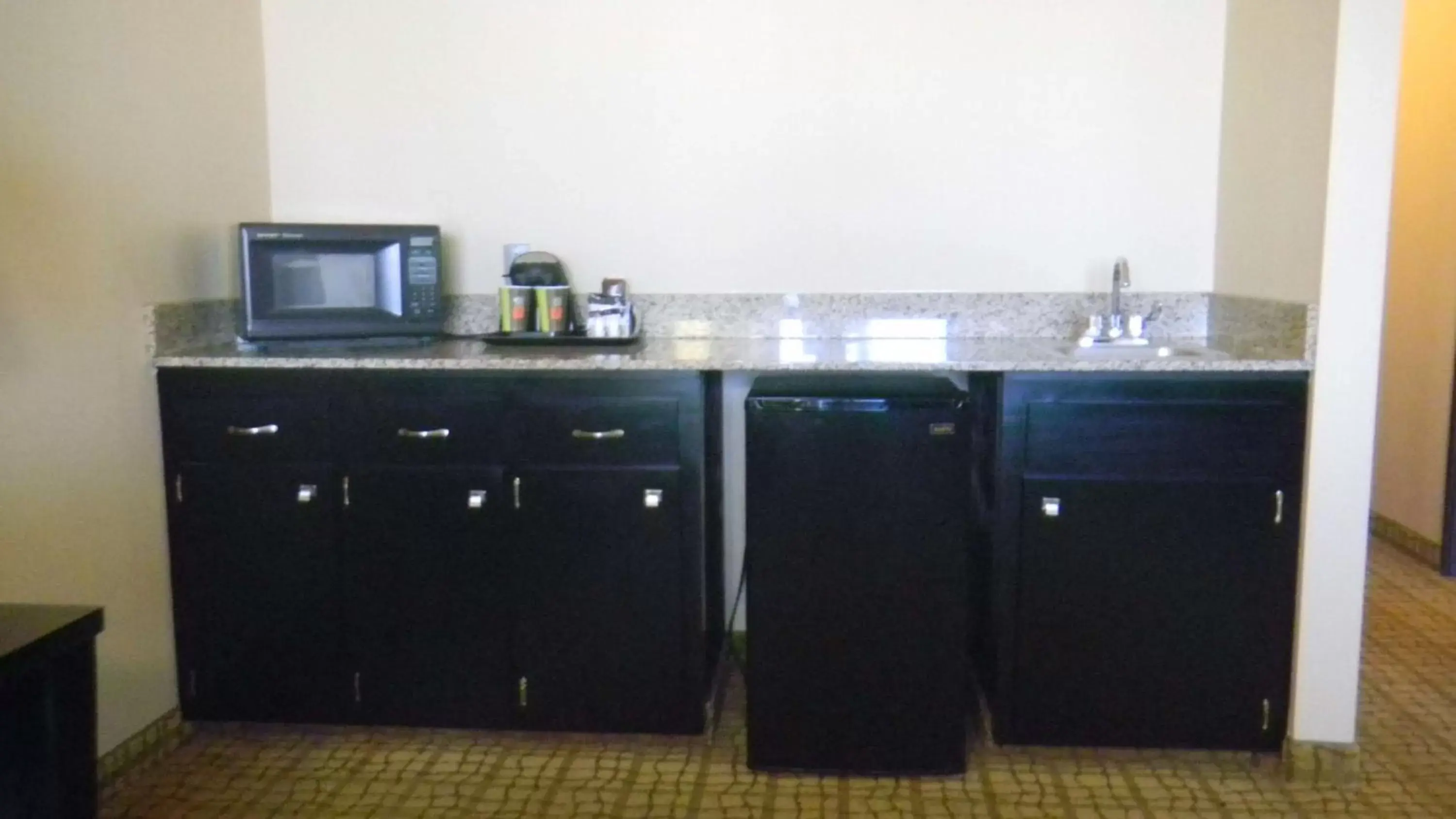 Photo of the whole room, Kitchen/Kitchenette in DoubleTree by Hilton Springdale