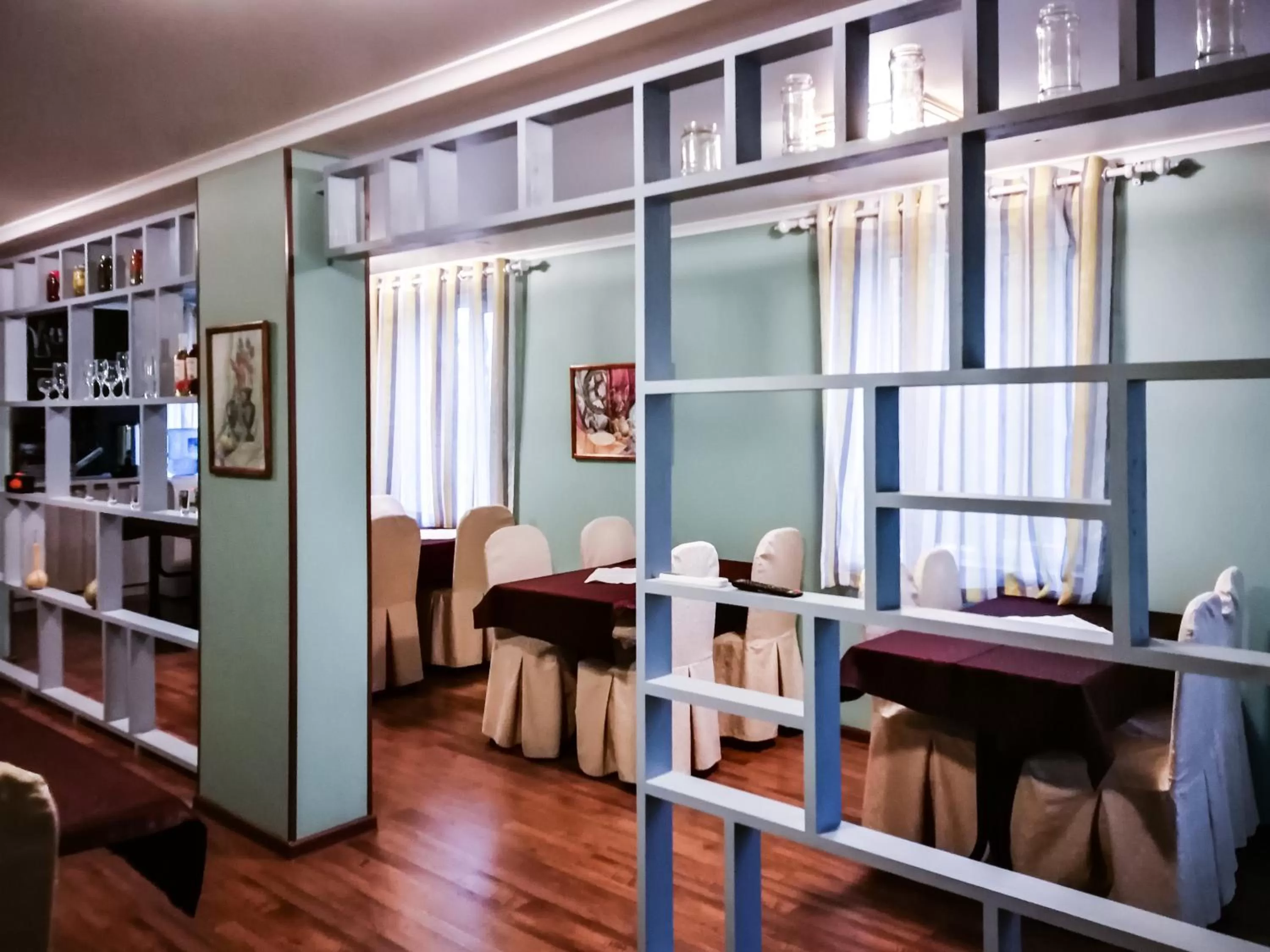 Restaurant/places to eat in Salut Hotel