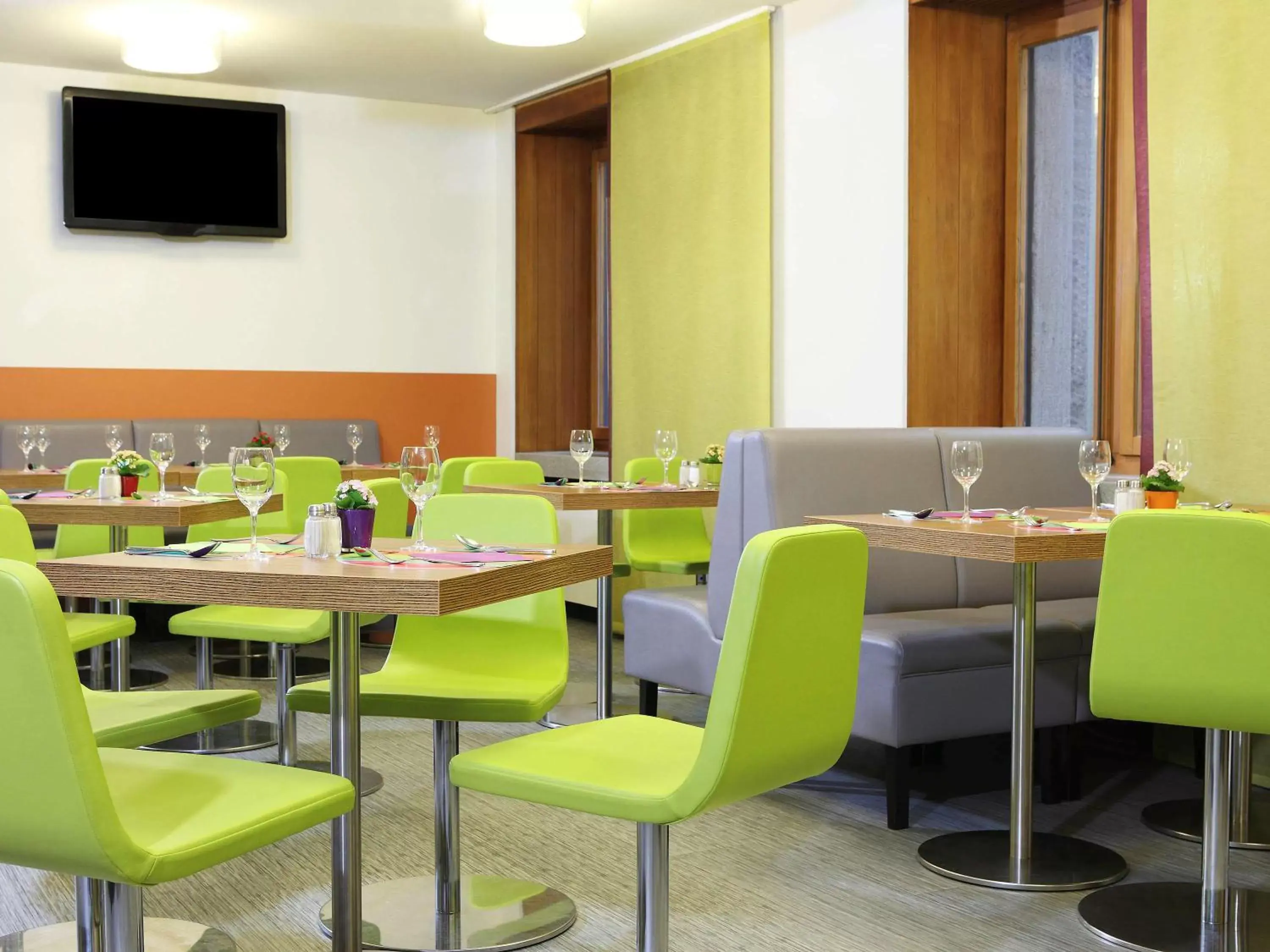 Lounge or bar, Restaurant/Places to Eat in ibis Styles Luzern