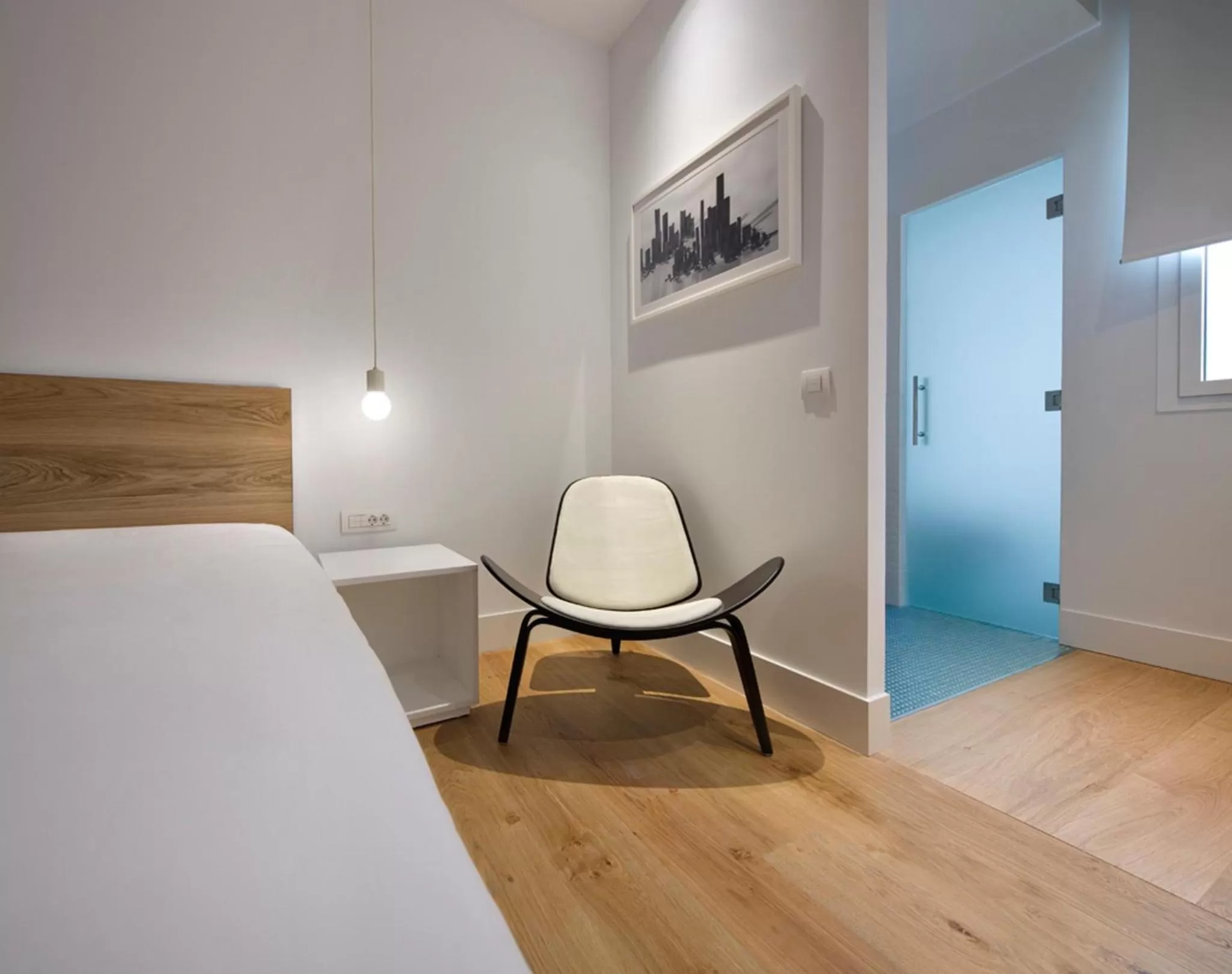 Photo of the whole room, Bed in One Shot Prado