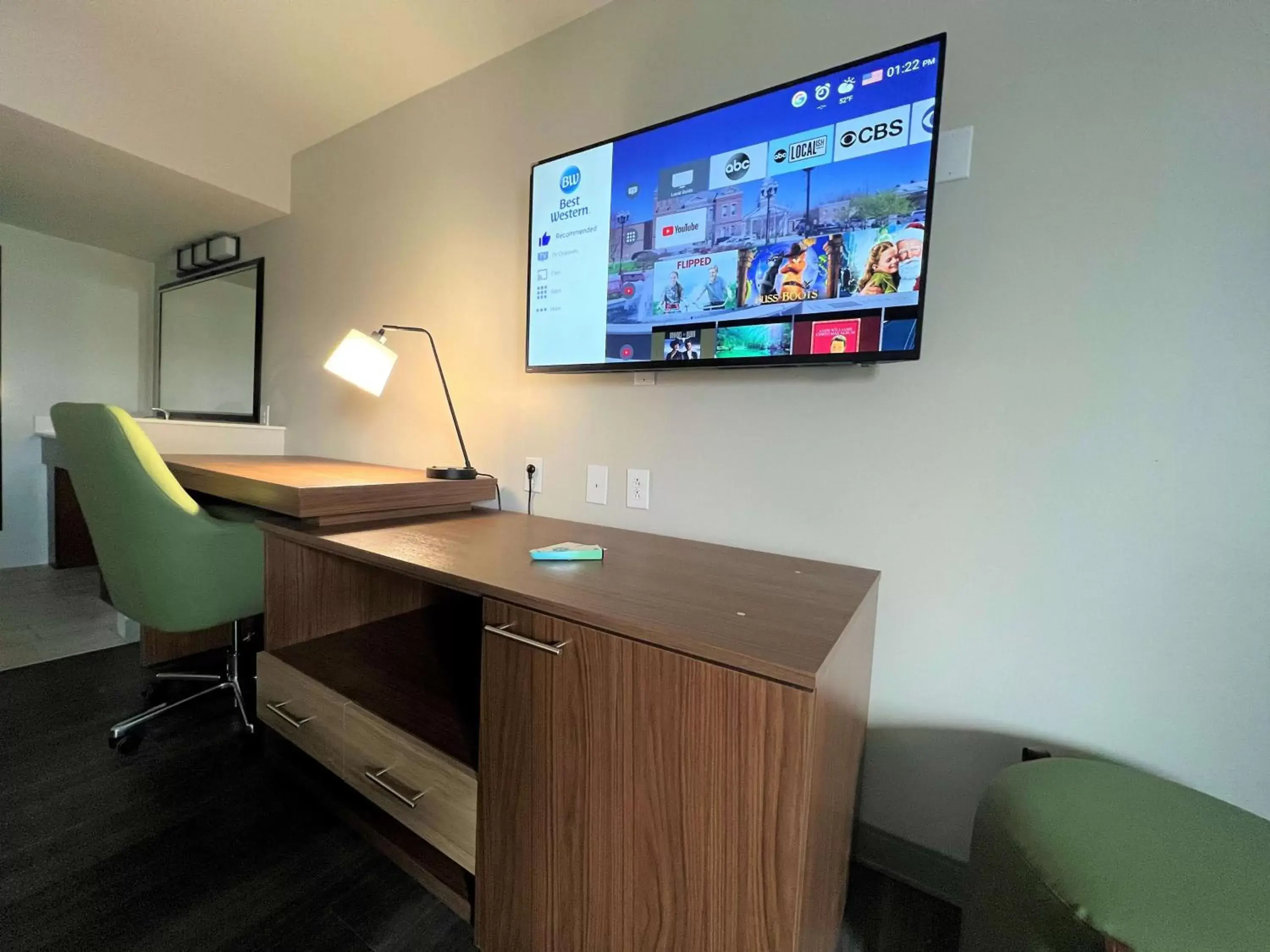 Bedroom, TV/Entertainment Center in Best Western Tree City Inn