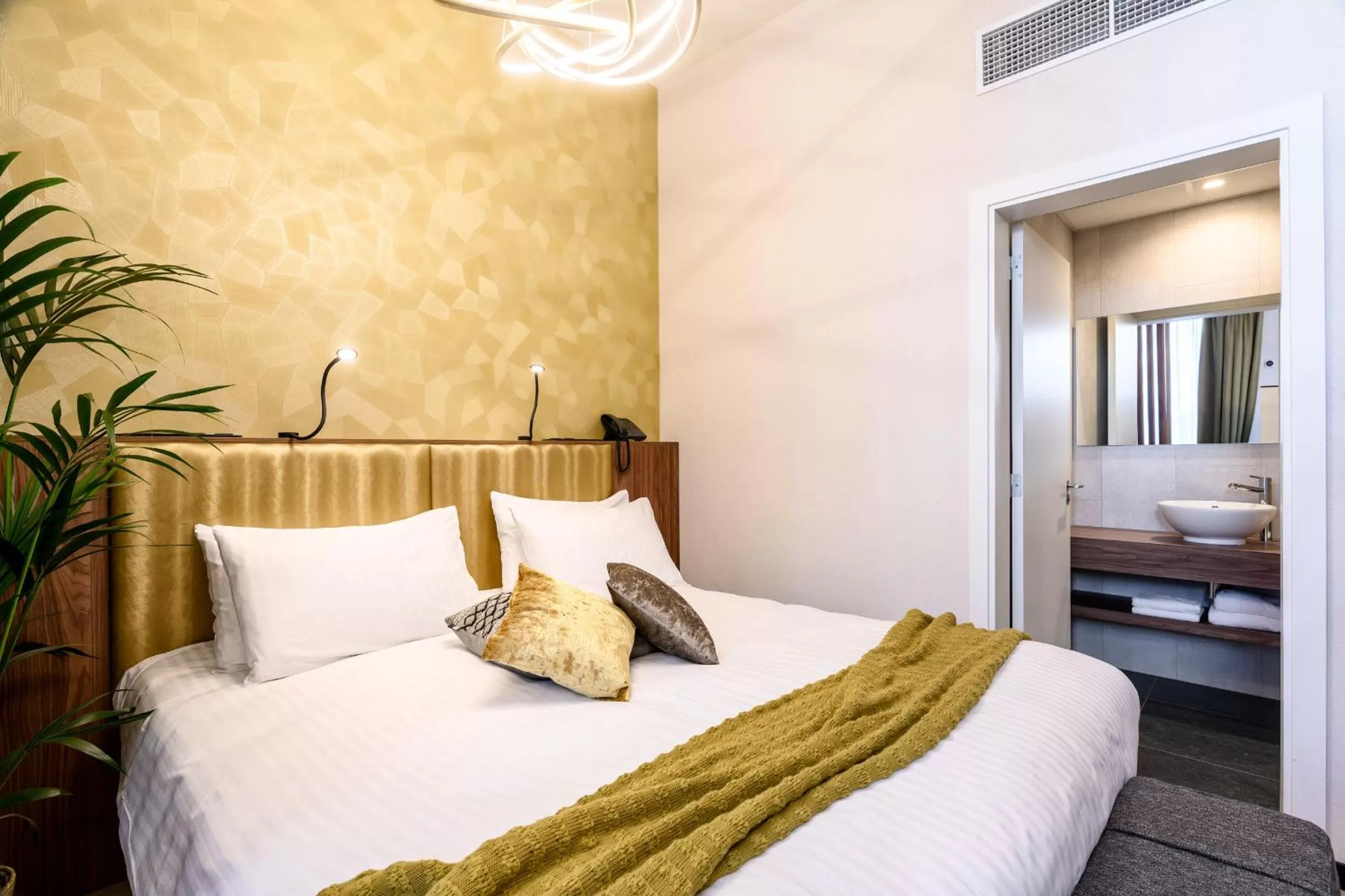 Photo of the whole room, Bed in Leopold Hotel Oudenaarde