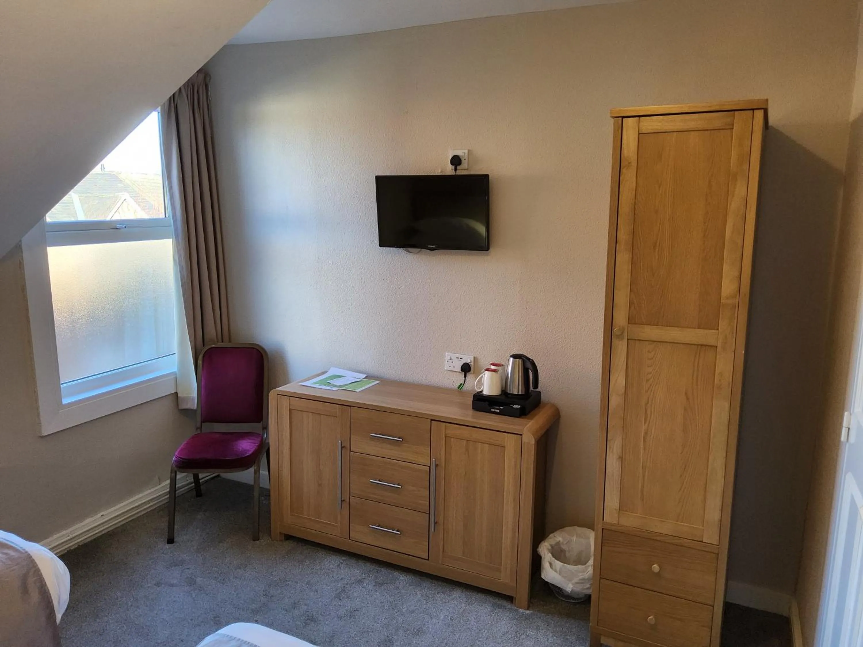 Bedroom, Bed in The Avenue Hotel