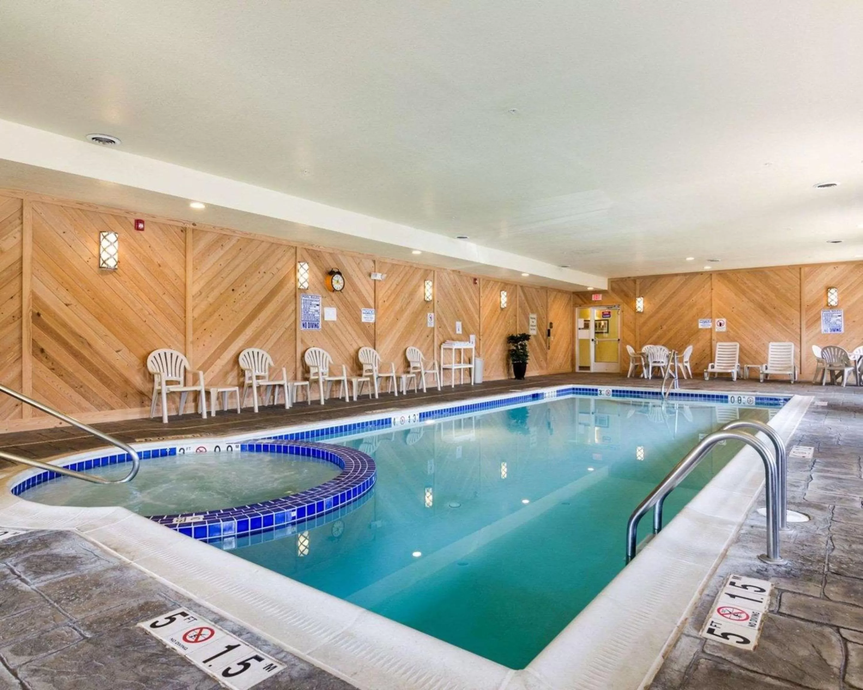 Swimming pool in Comfort Inn & Suites Orange - Montpelier