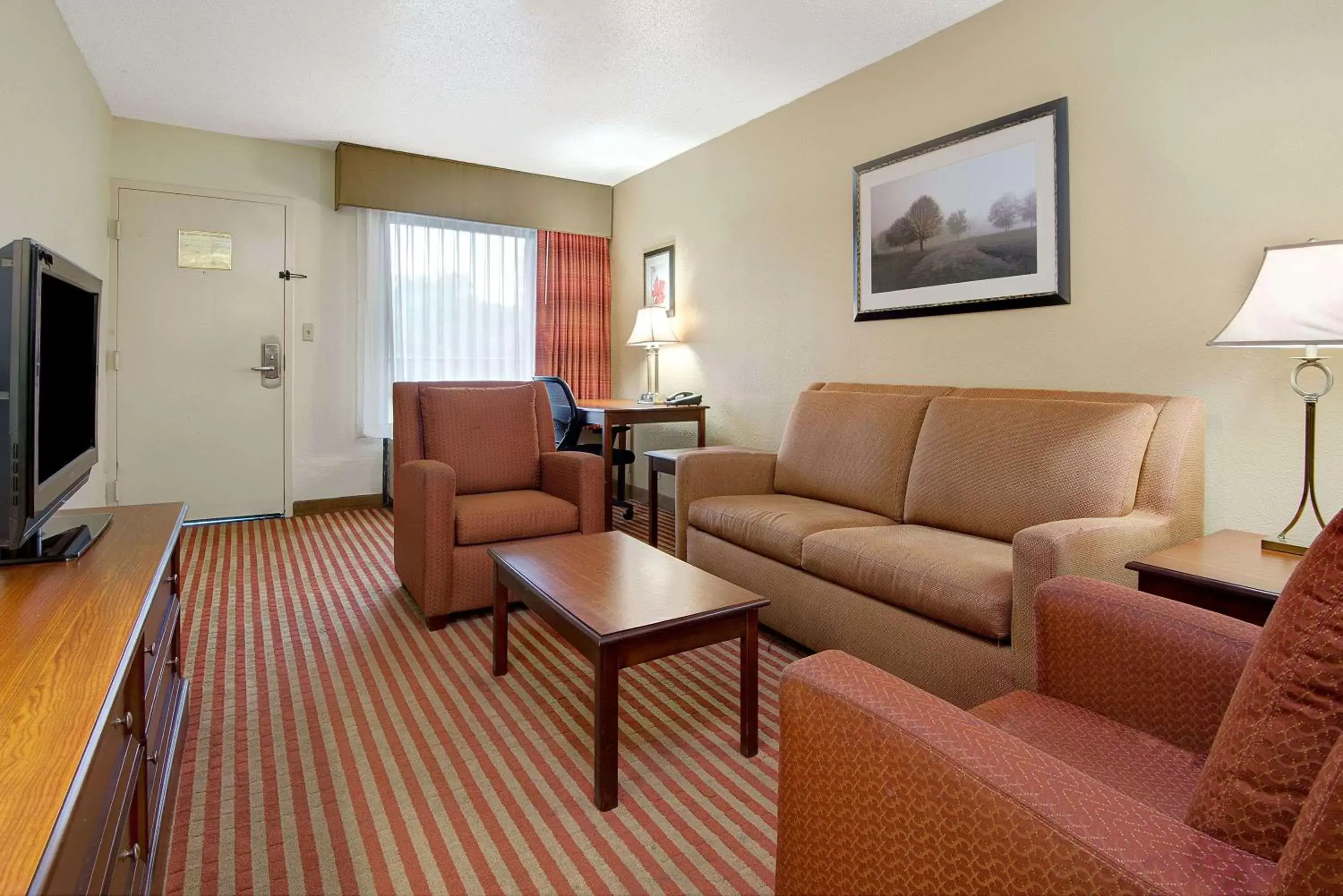 Photo of the whole room, Seating Area in Baymont by Wyndham Nashville Airport