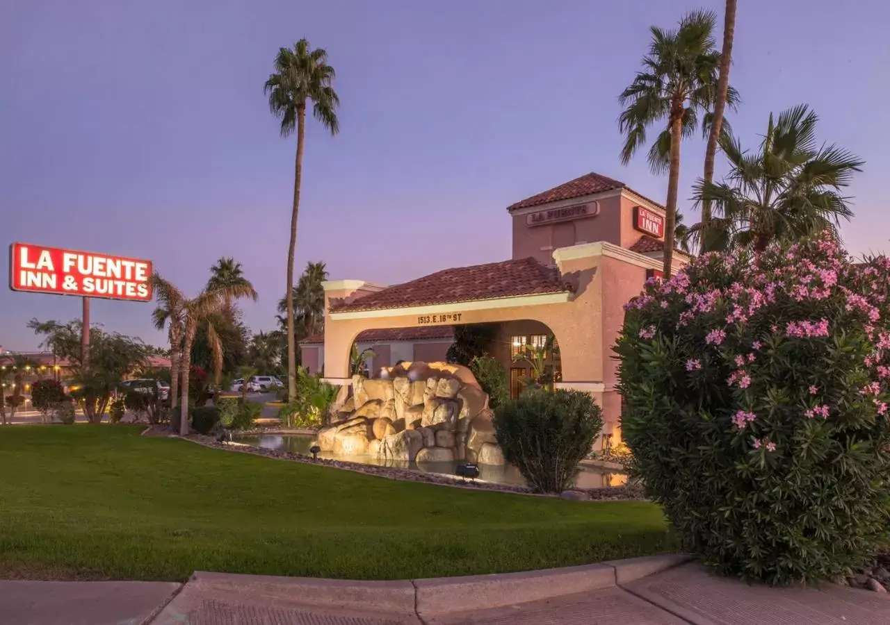 Facade/entrance, Property Building in La Fuente Inn & Suites