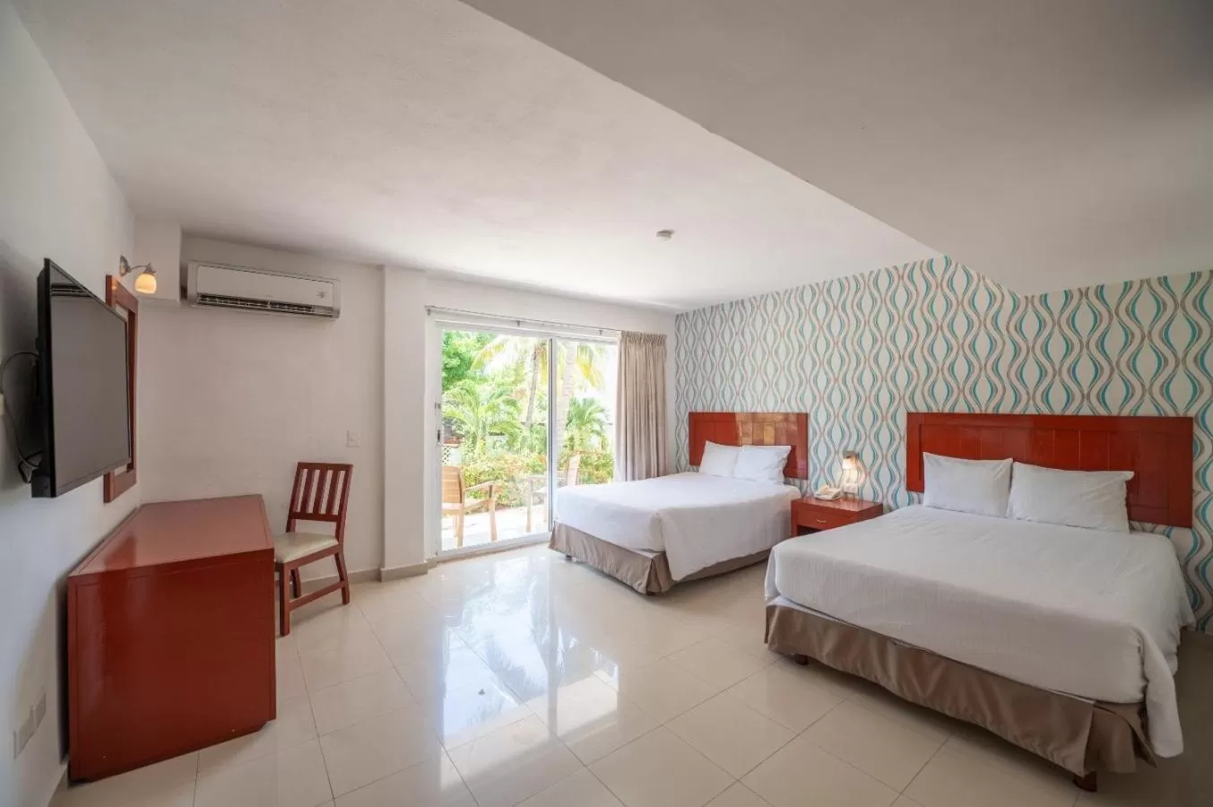 Photo of the whole room, Bed in Hotel Dos Playas Faranda Cancún