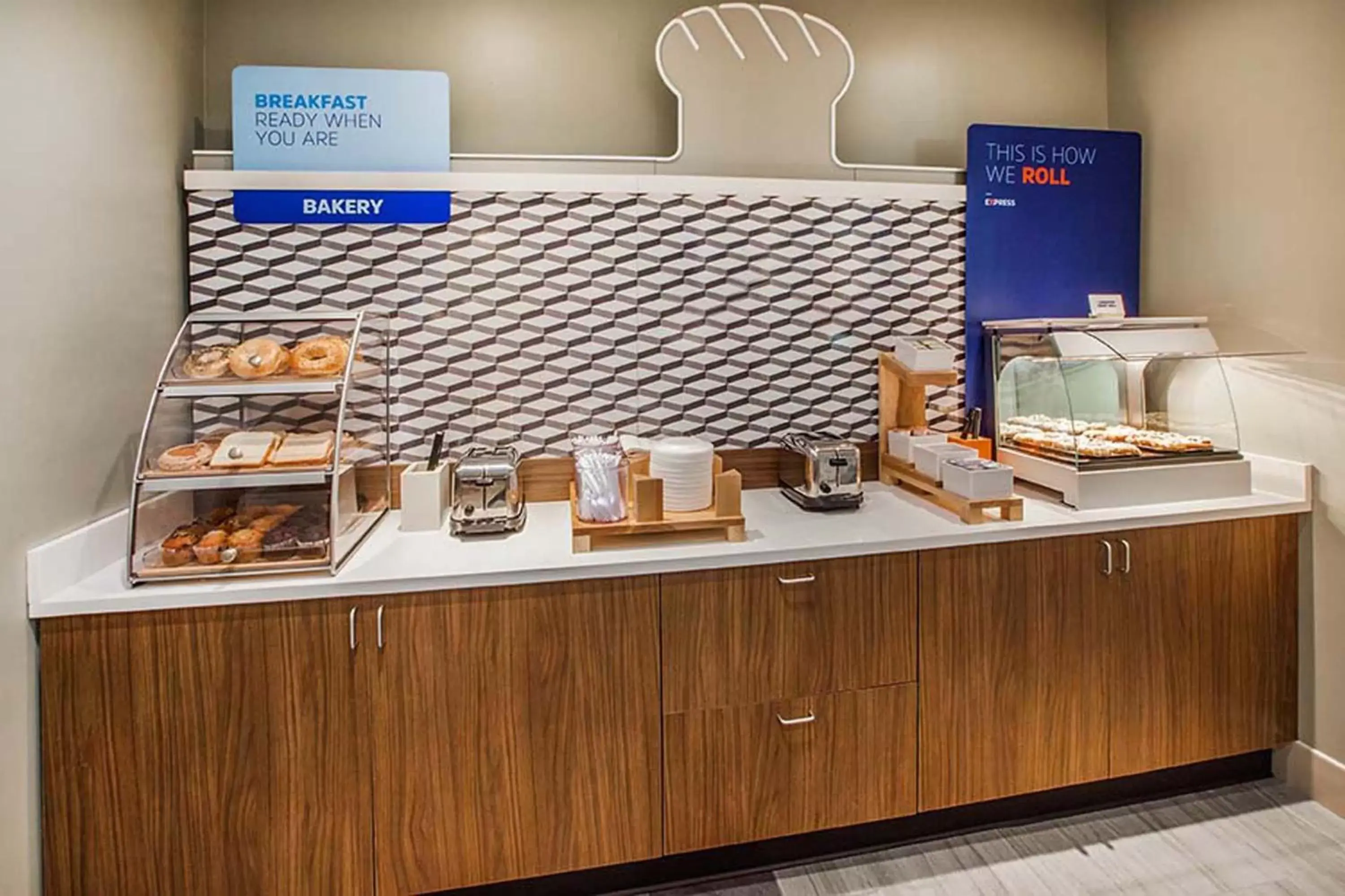 Breakfast, Kitchen/Kitchenette in Holiday Inn Express Louisville Airport Expo Center, an IHG Hotel