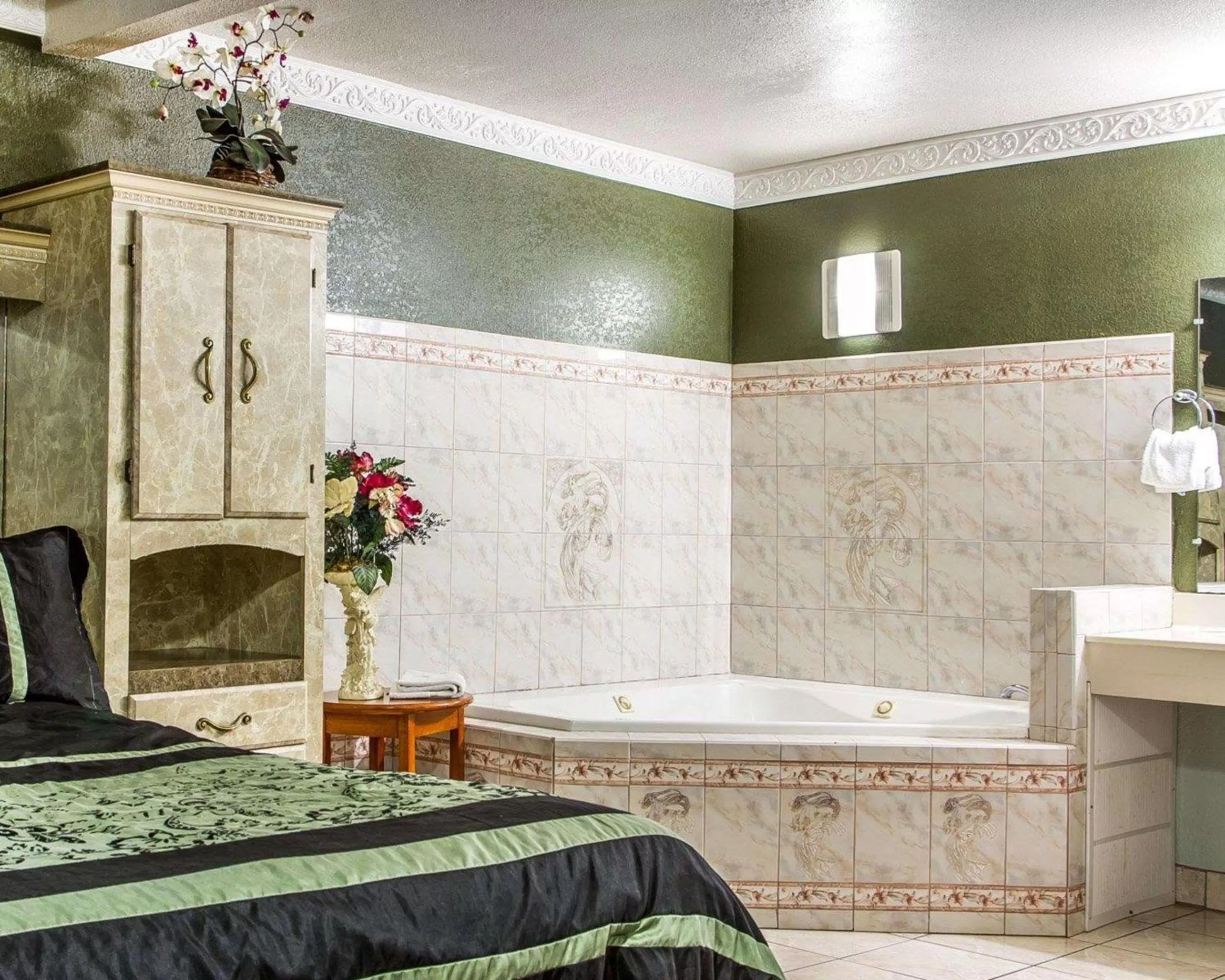 Photo of the whole room, Bed in Rodeway Inn Chico University Area