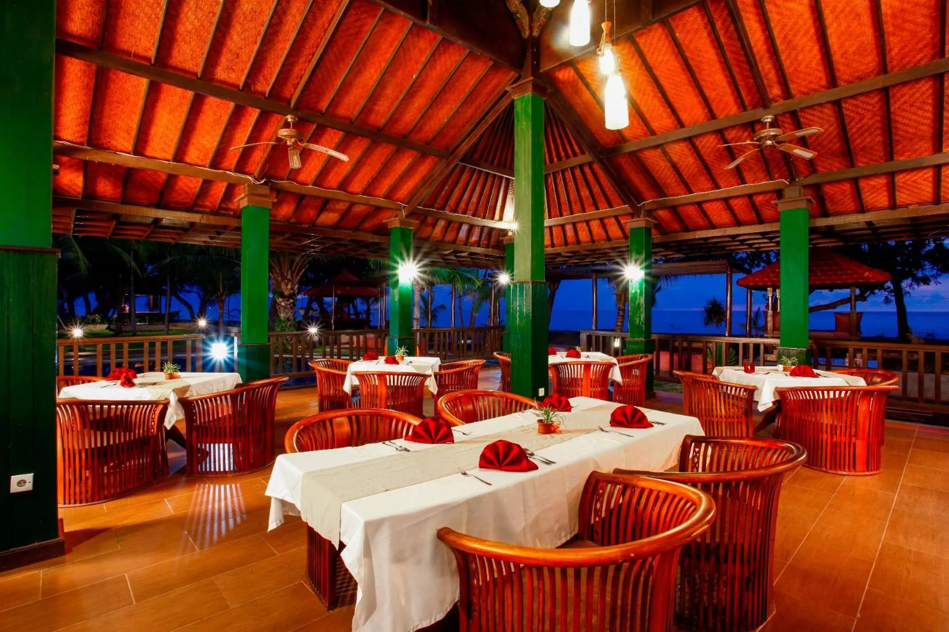 Restaurant/places to eat in Puri Saron Hotel Baruna Beach Lovina
