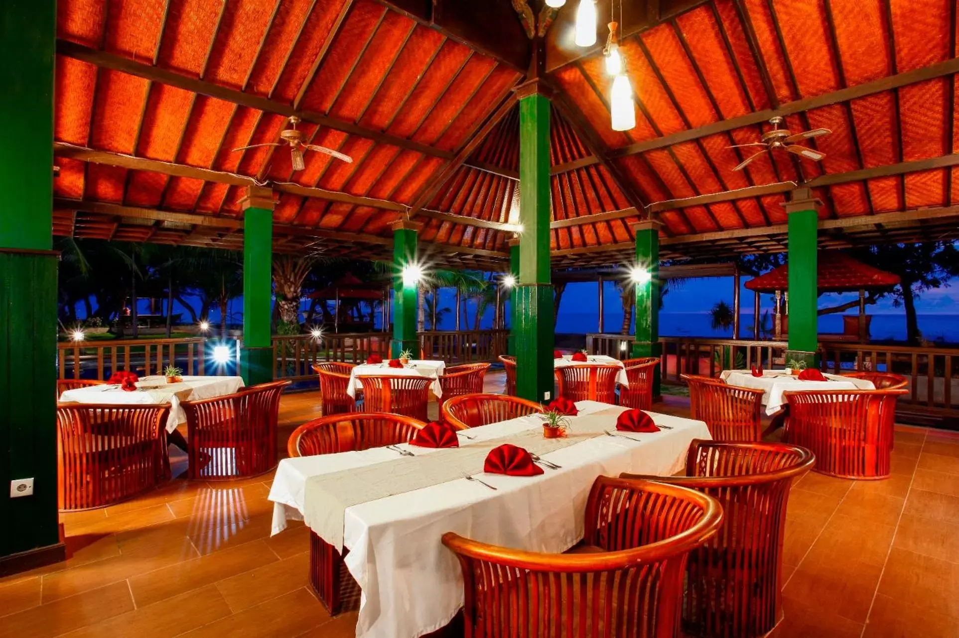 Restaurant/Places to Eat in Puri Saron Hotel Baruna Beach Lovina