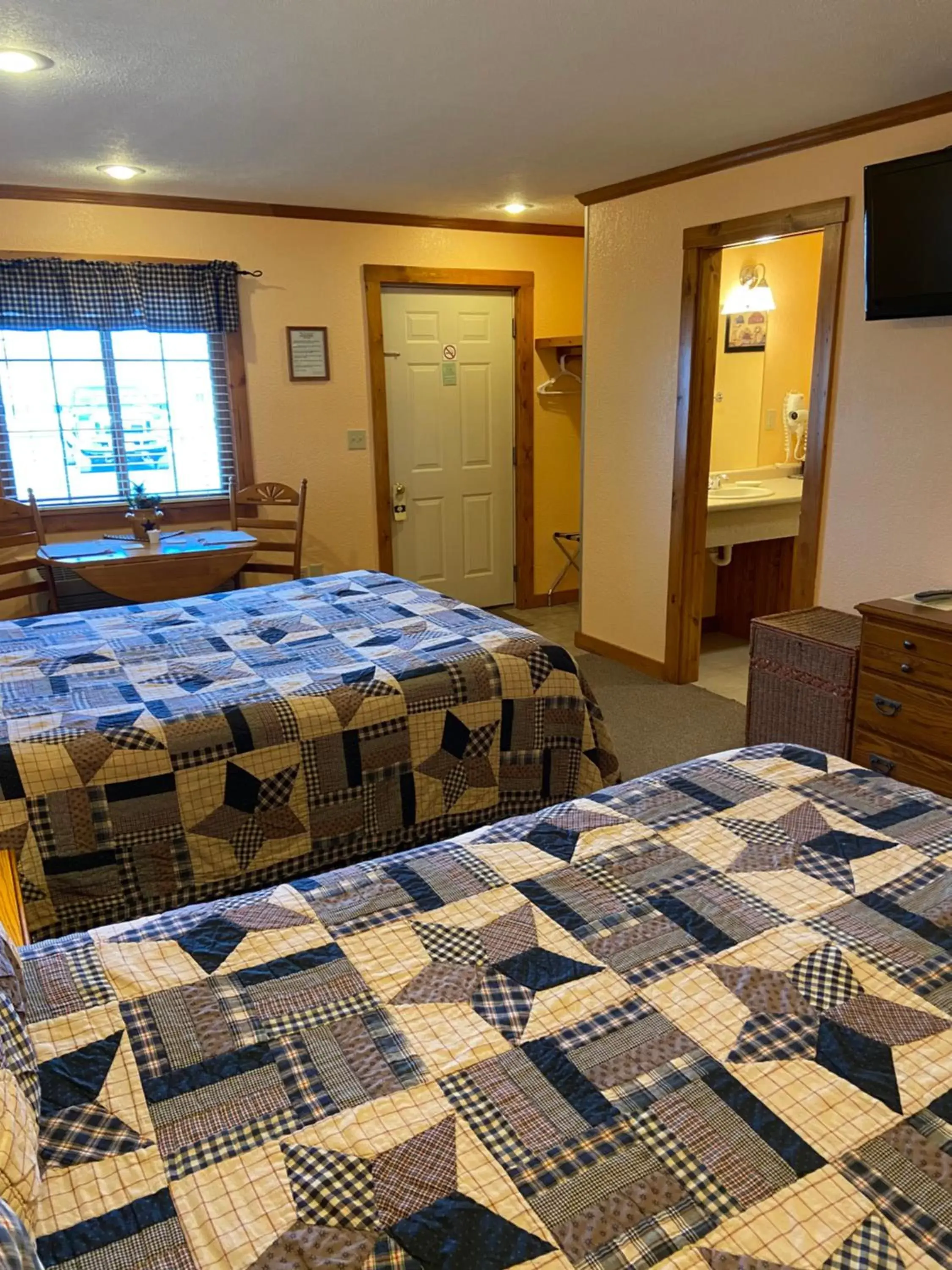 Photo of the whole room, Bed in The Garrett Inn