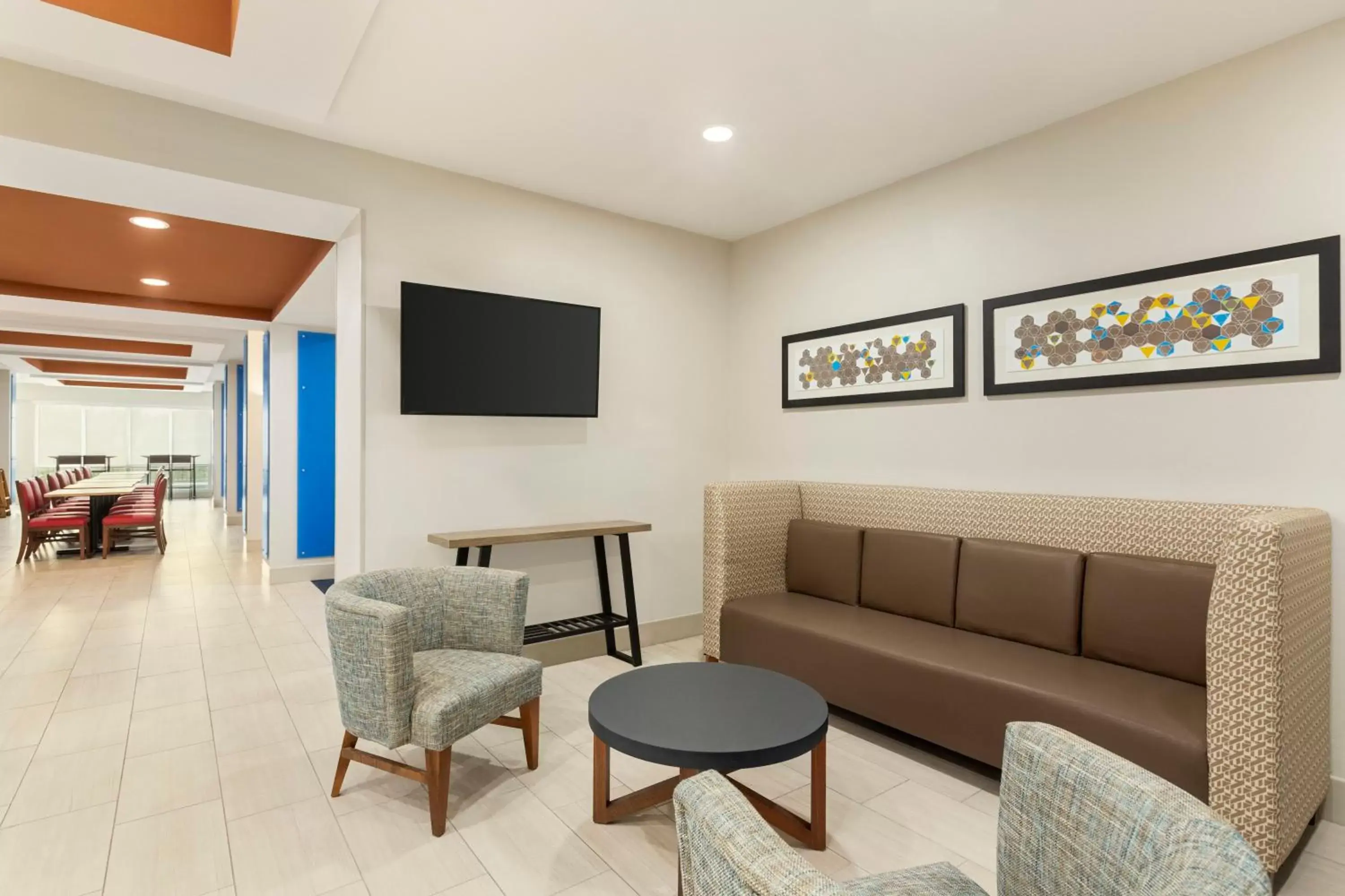 Lobby or reception, Seating Area in Holiday Inn Express Hotel & Suites Fort Myers East - The Forum, an IHG Hotel