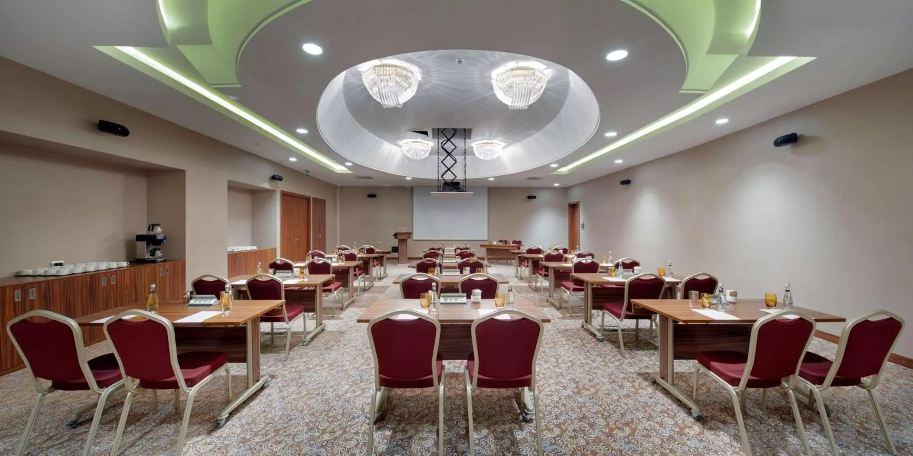 Meeting/conference room, Restaurant/Places to Eat in Hilton Garden Inn Istanbul Beylikduzu