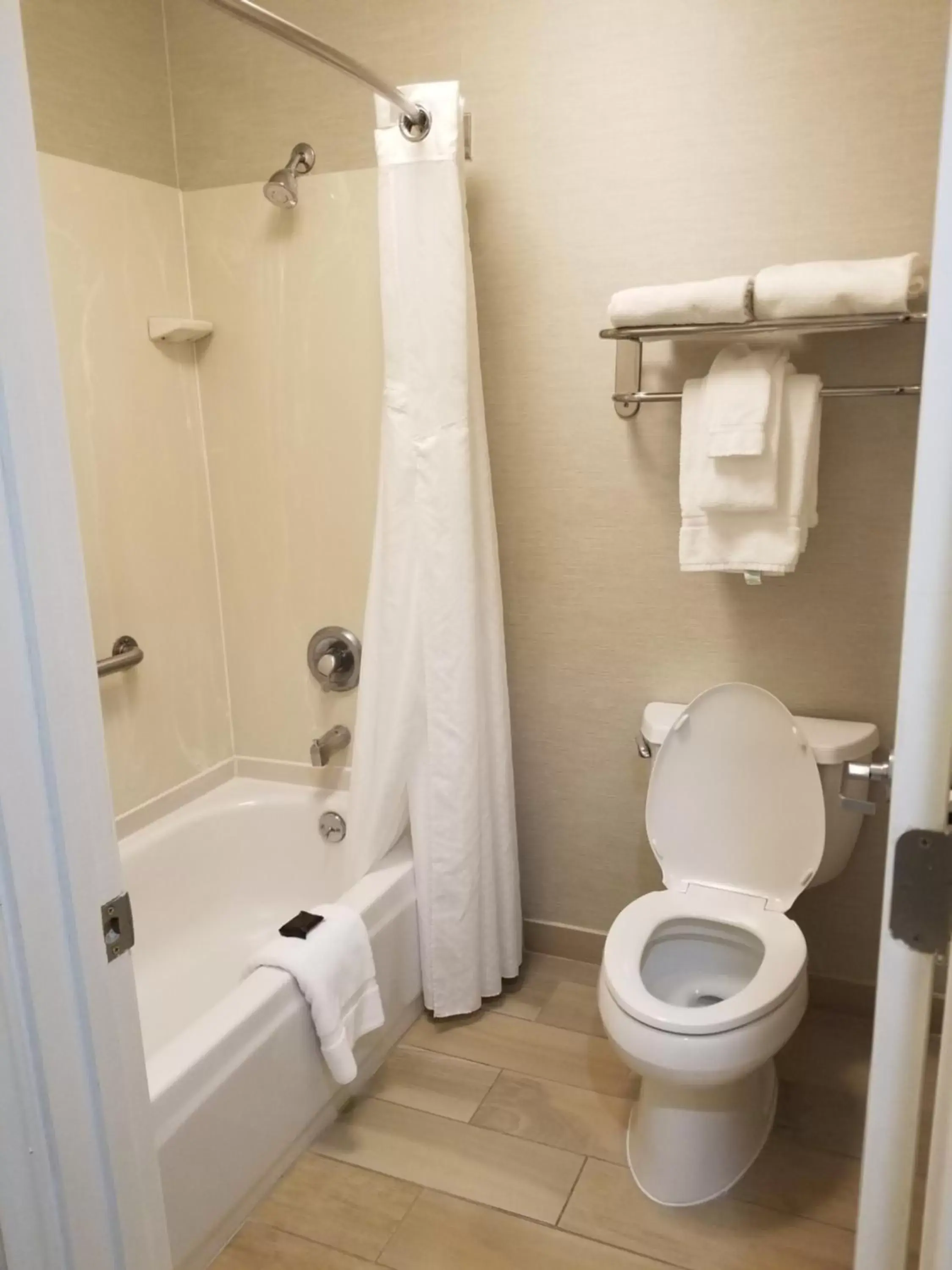 Bathroom in Wingate by Wyndham Port Wentworth Savannah Area