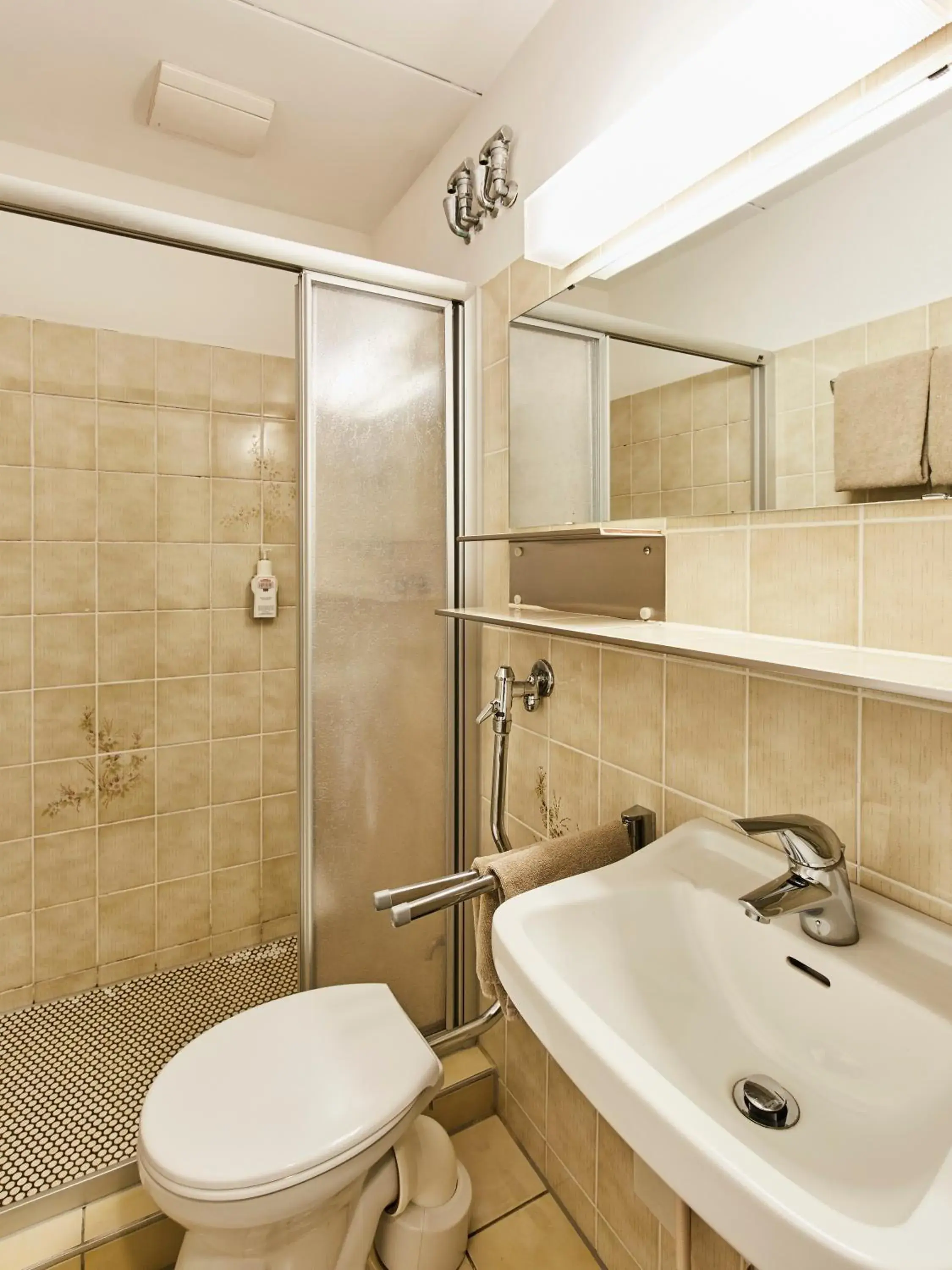 Shower, Bathroom in Hotel Imperial