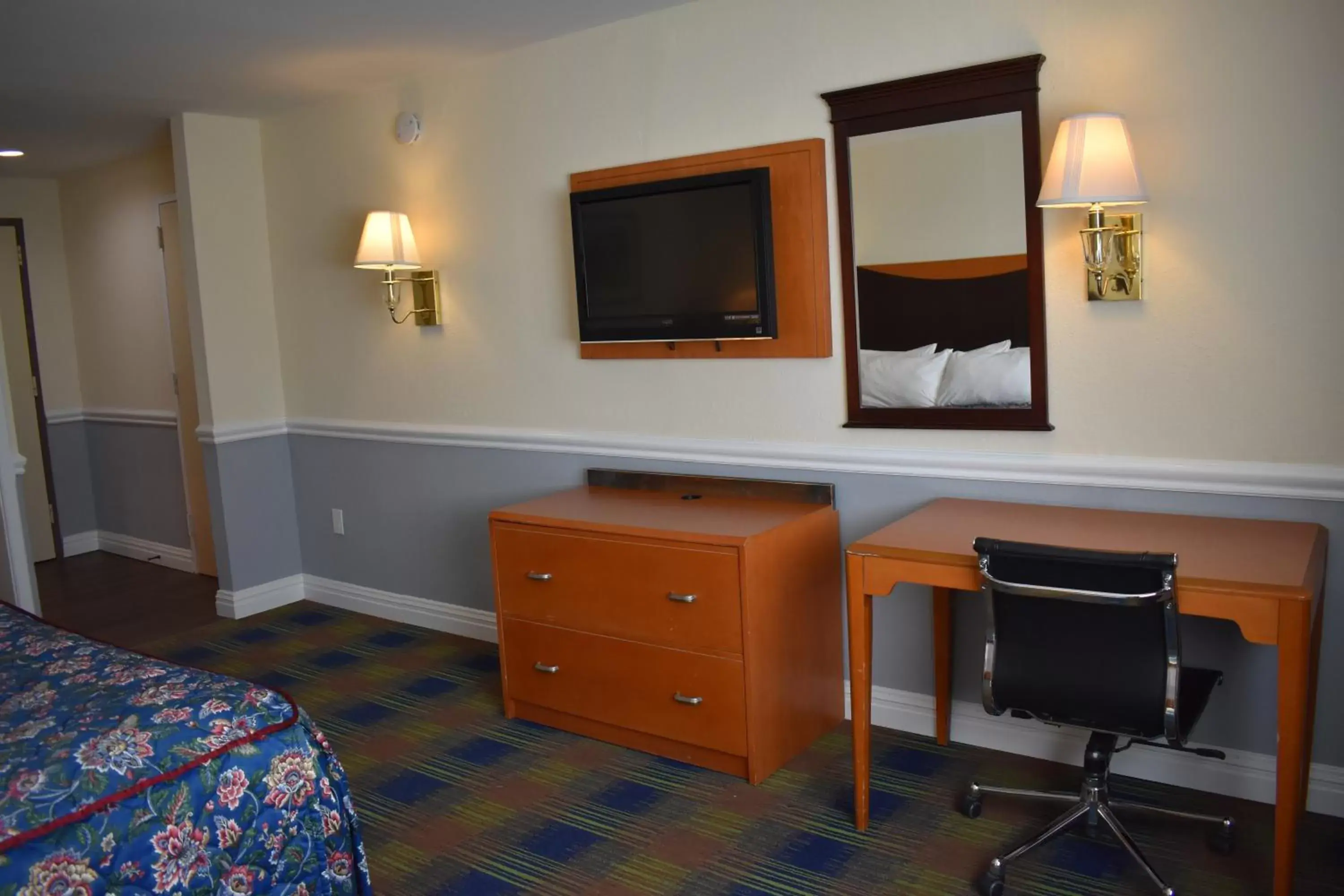 Bedroom, TV/Entertainment Center in East Norwich Inn