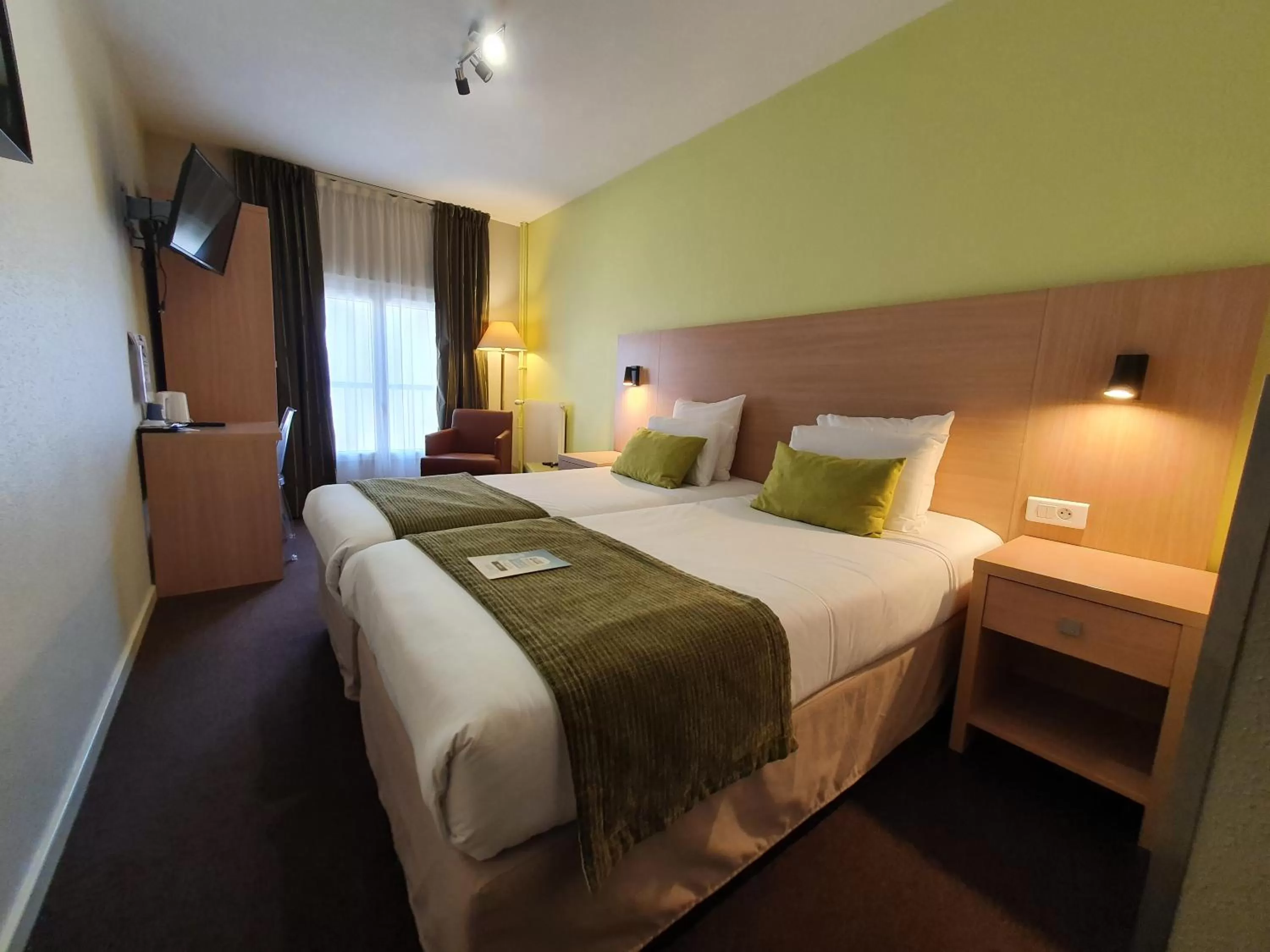 Bed in Kyriad Chalon-Sur-Saone Centre