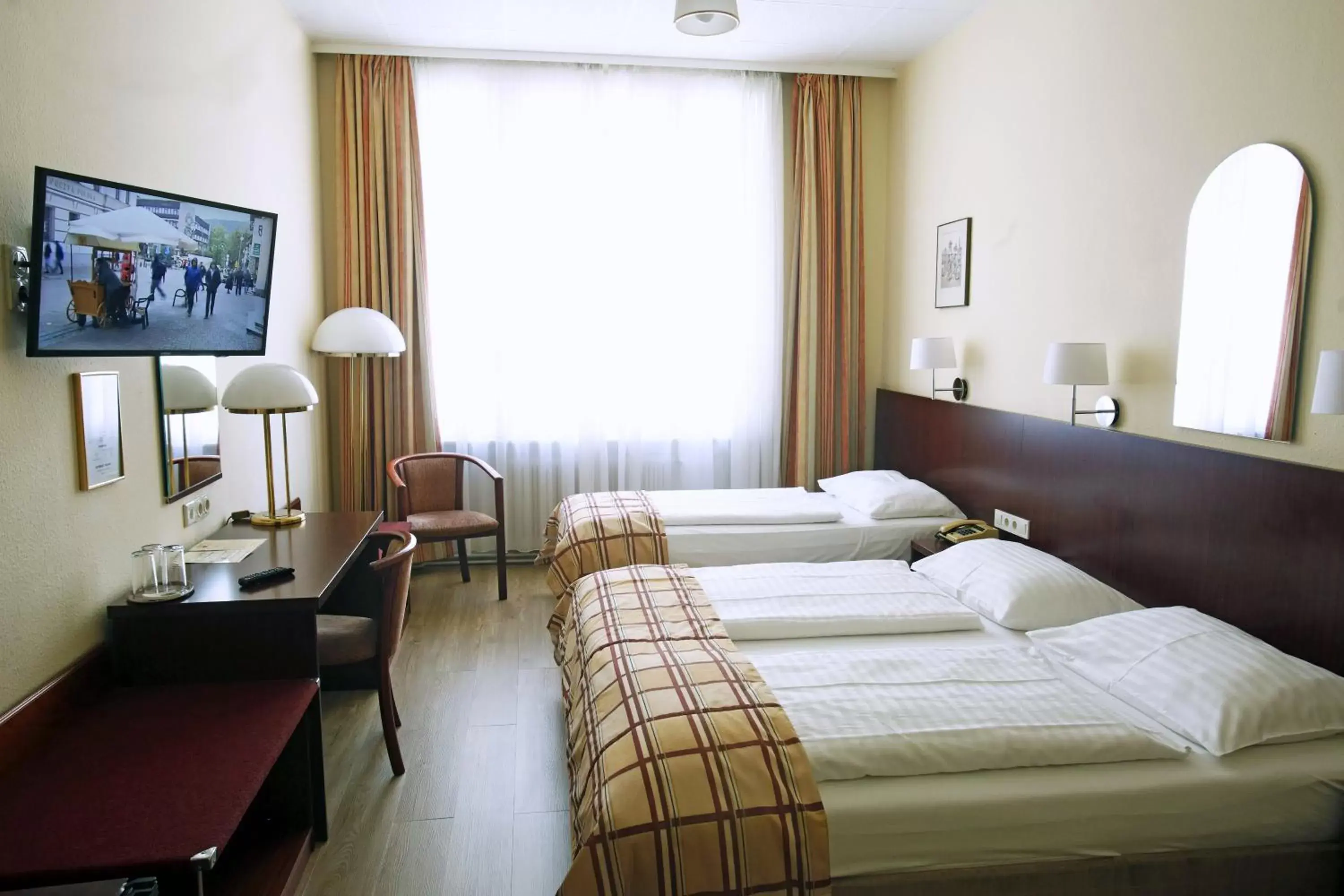 Photo of the whole room, Bed in Continental Hotel-Pension