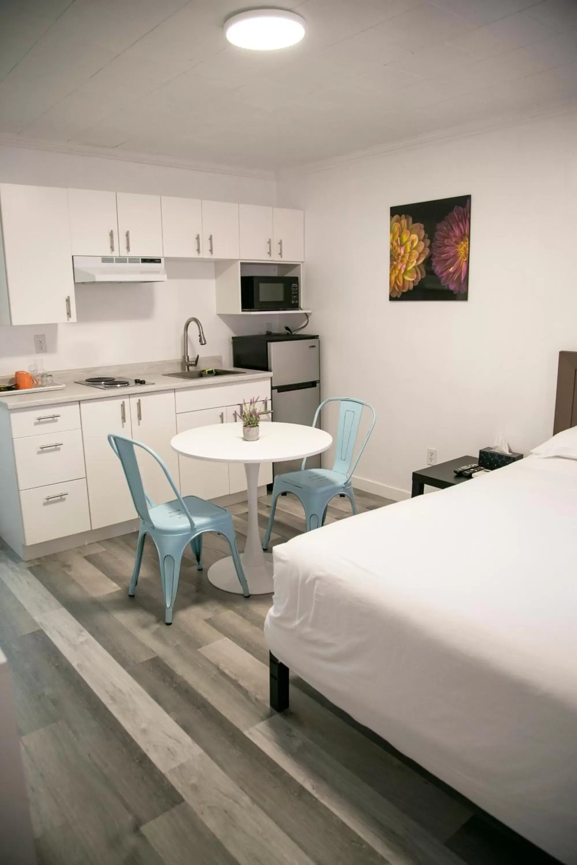 Kitchen/Kitchenette in Westview Centre Motel