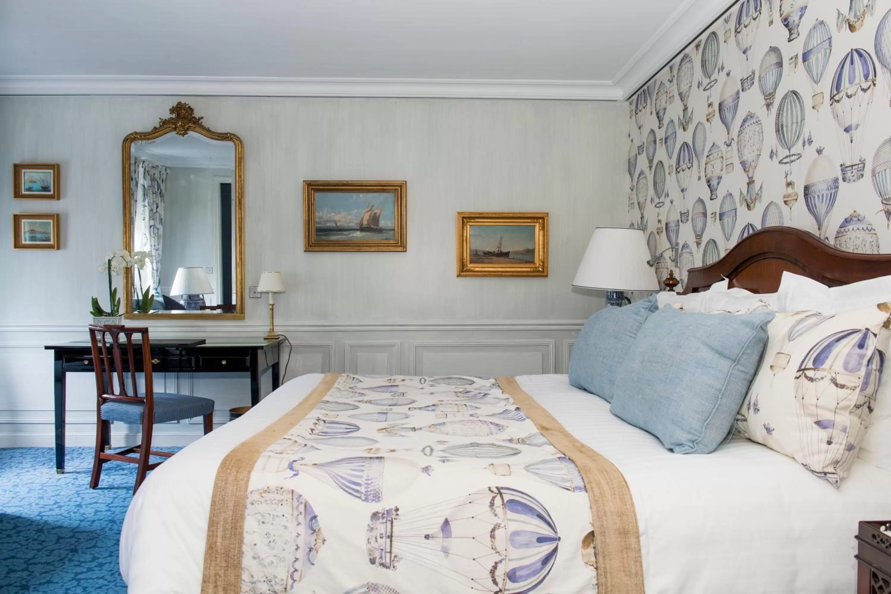 Bedroom, Bed in Domaine les Crayères