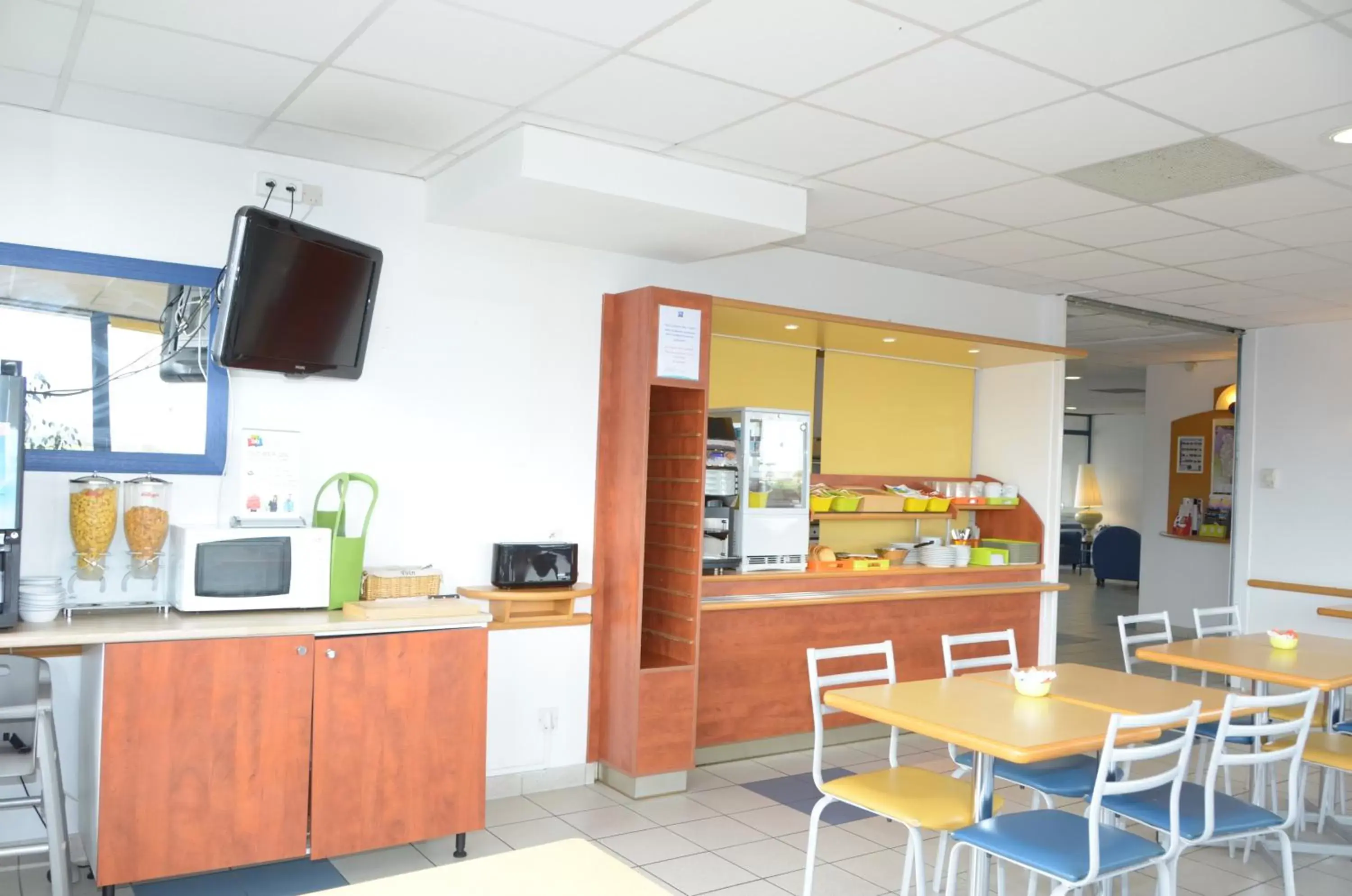 Buffet breakfast, Kitchen/Kitchenette in ibis budget Nevers Varennes Vauzelles