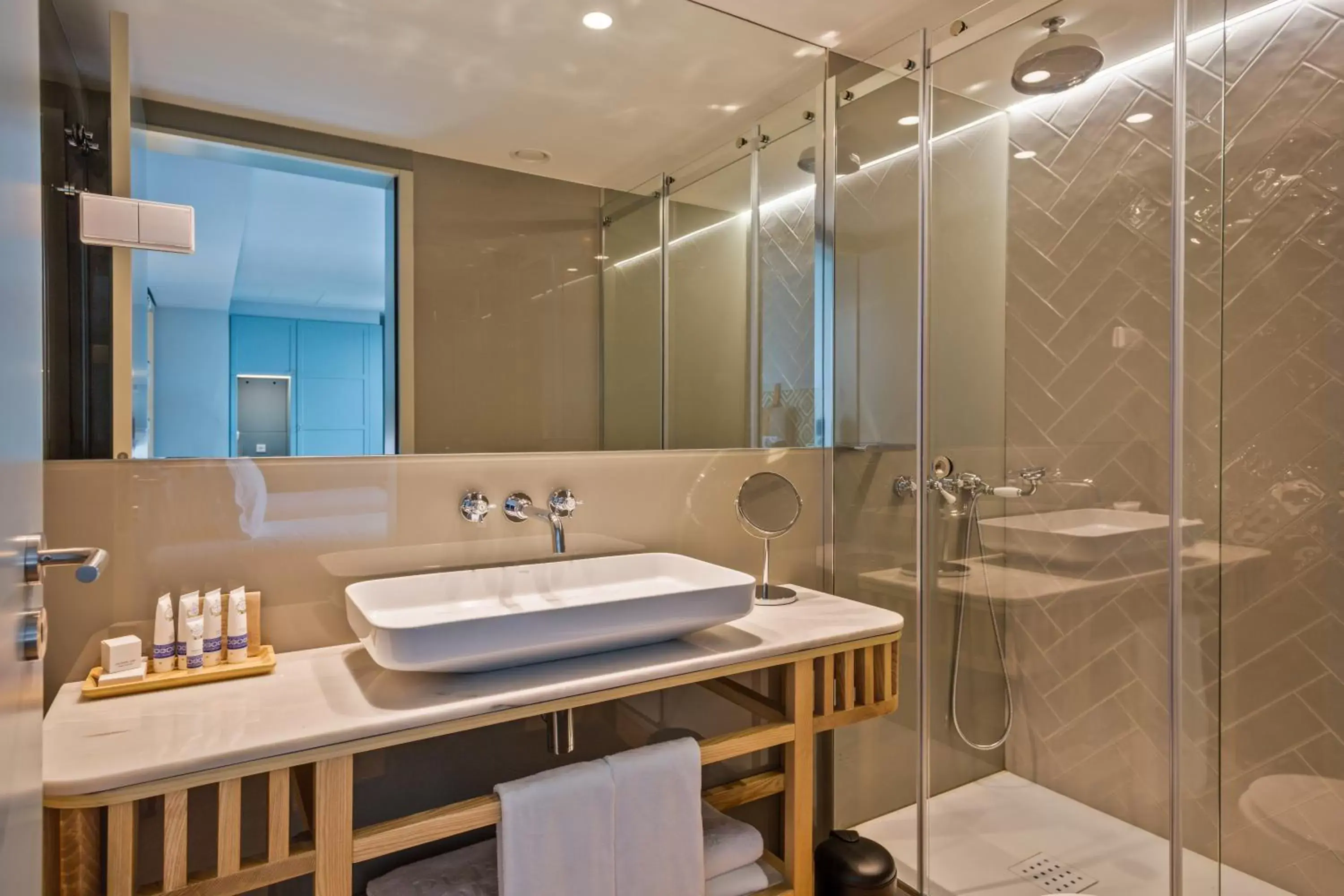 Bathroom in Pur Oporto Boutique Hotel by actahotels